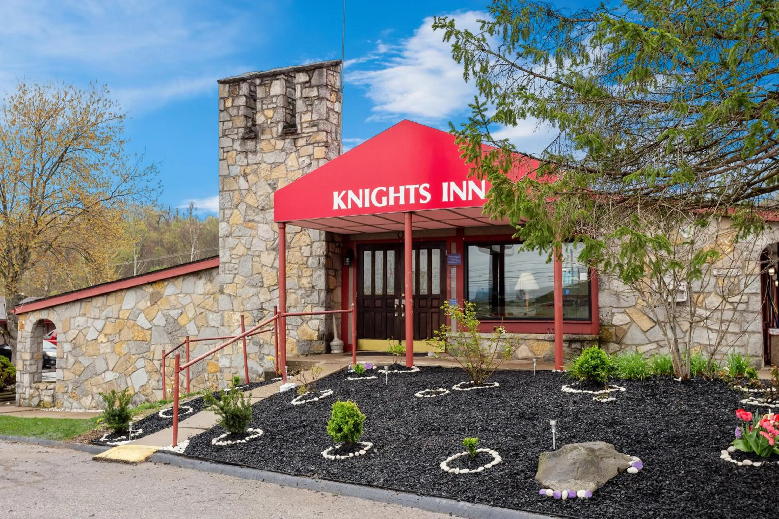 Property building in Knights Inn Ashland