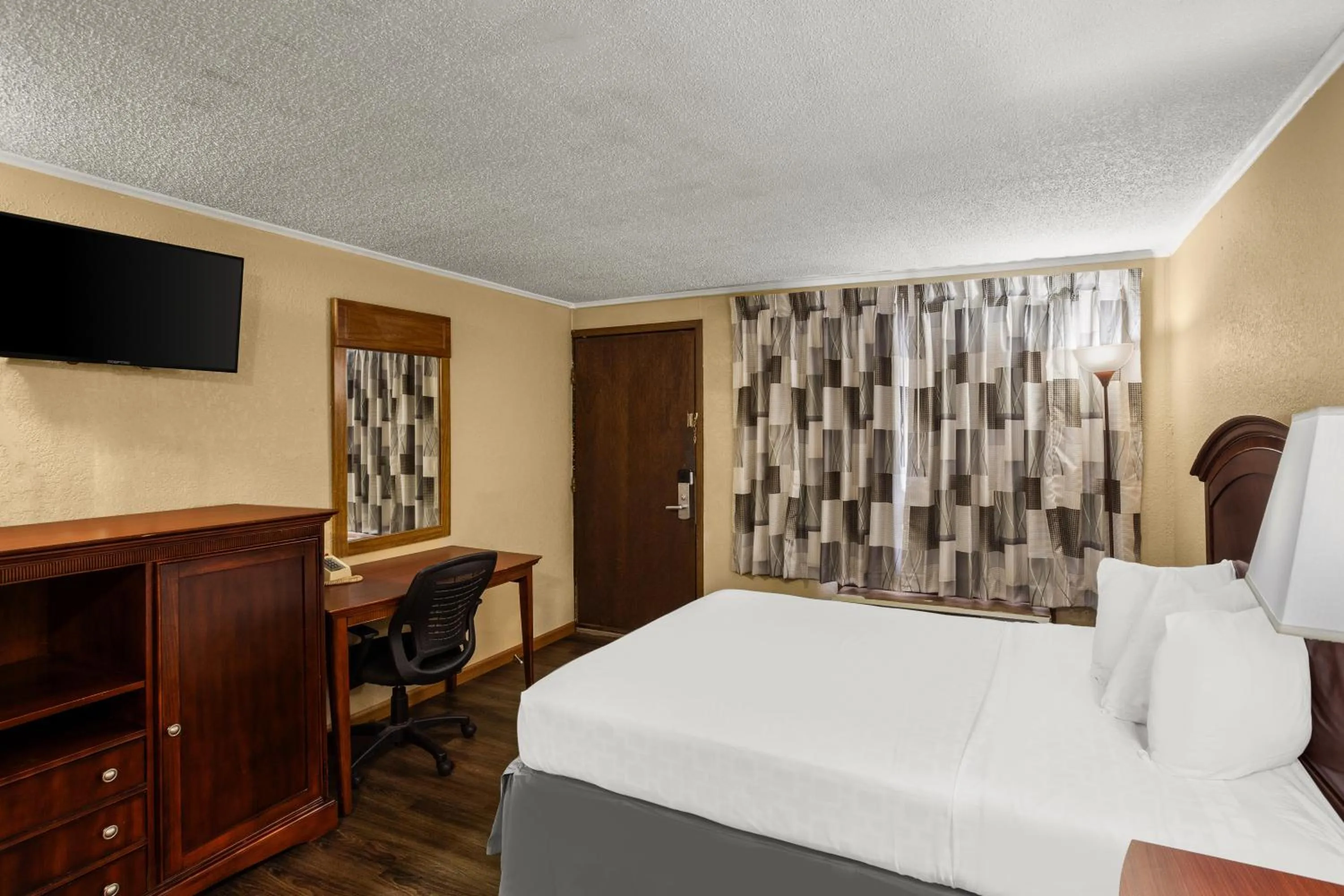 Bed in Knights Inn Ashland