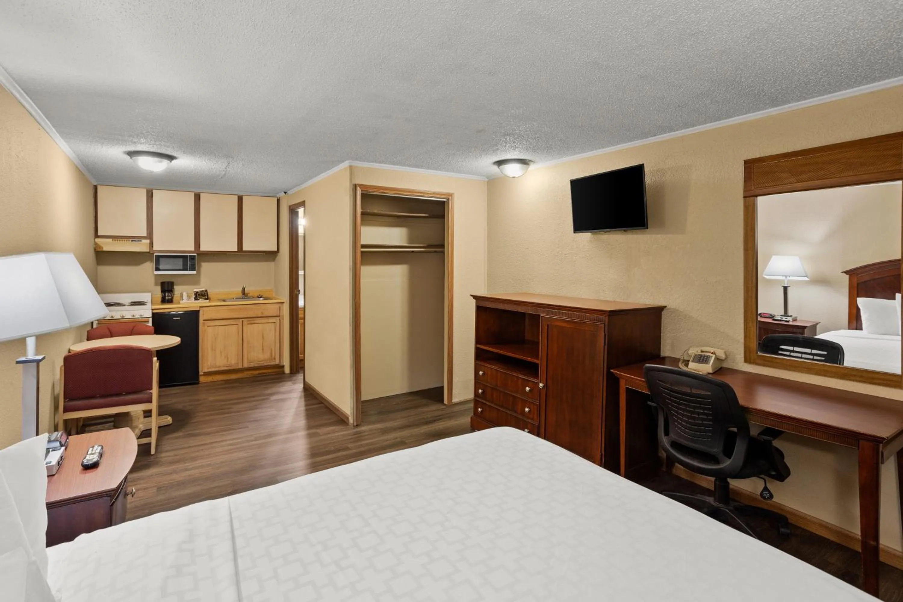 Bedroom, Bed in Knights Inn Ashland