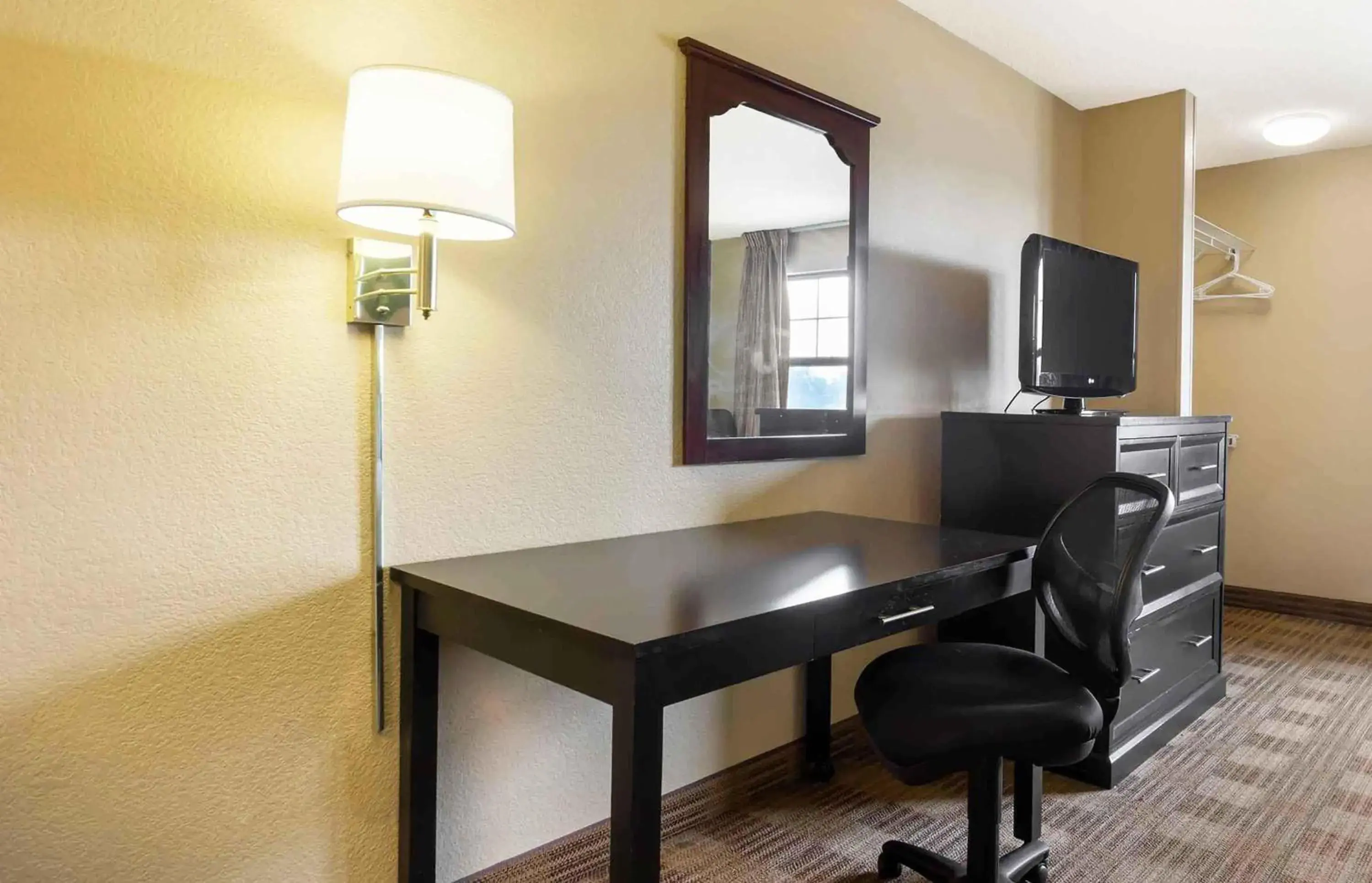 Queen studio with 1 Queen Bed - Disability Access/Non-Smoking in Extended Stay America Suites - Baltimore - BWI Airport - Aero Dr Queen studio with 1 Queen Bed - Disability Access/Non-Smoking in Extended Stay America Suites - Baltimore - BWI Airport - Aero Dr
