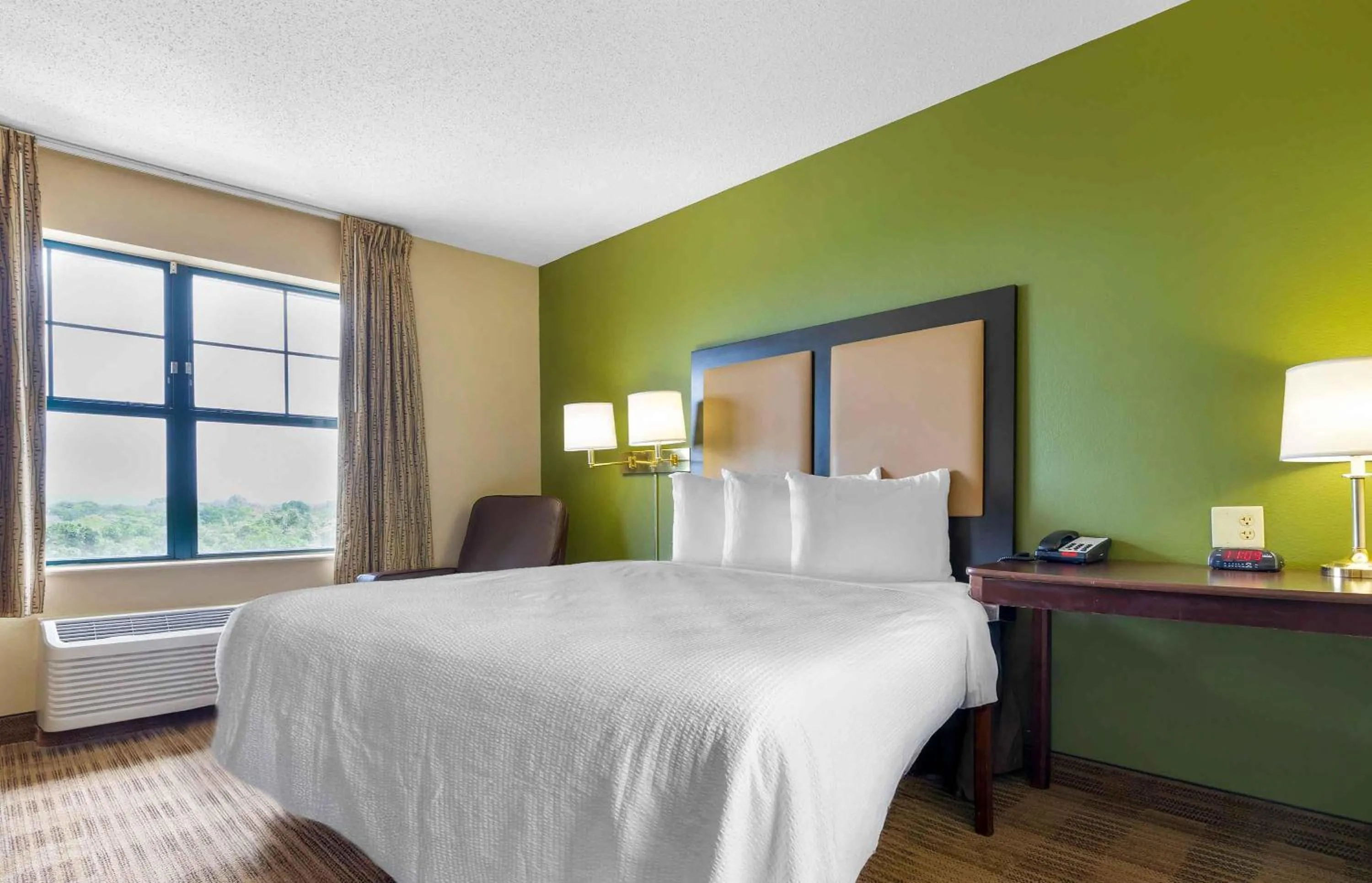 Bedroom, Bed in Extended Stay America Suites - Baltimore - BWI Airport - Aero Dr
