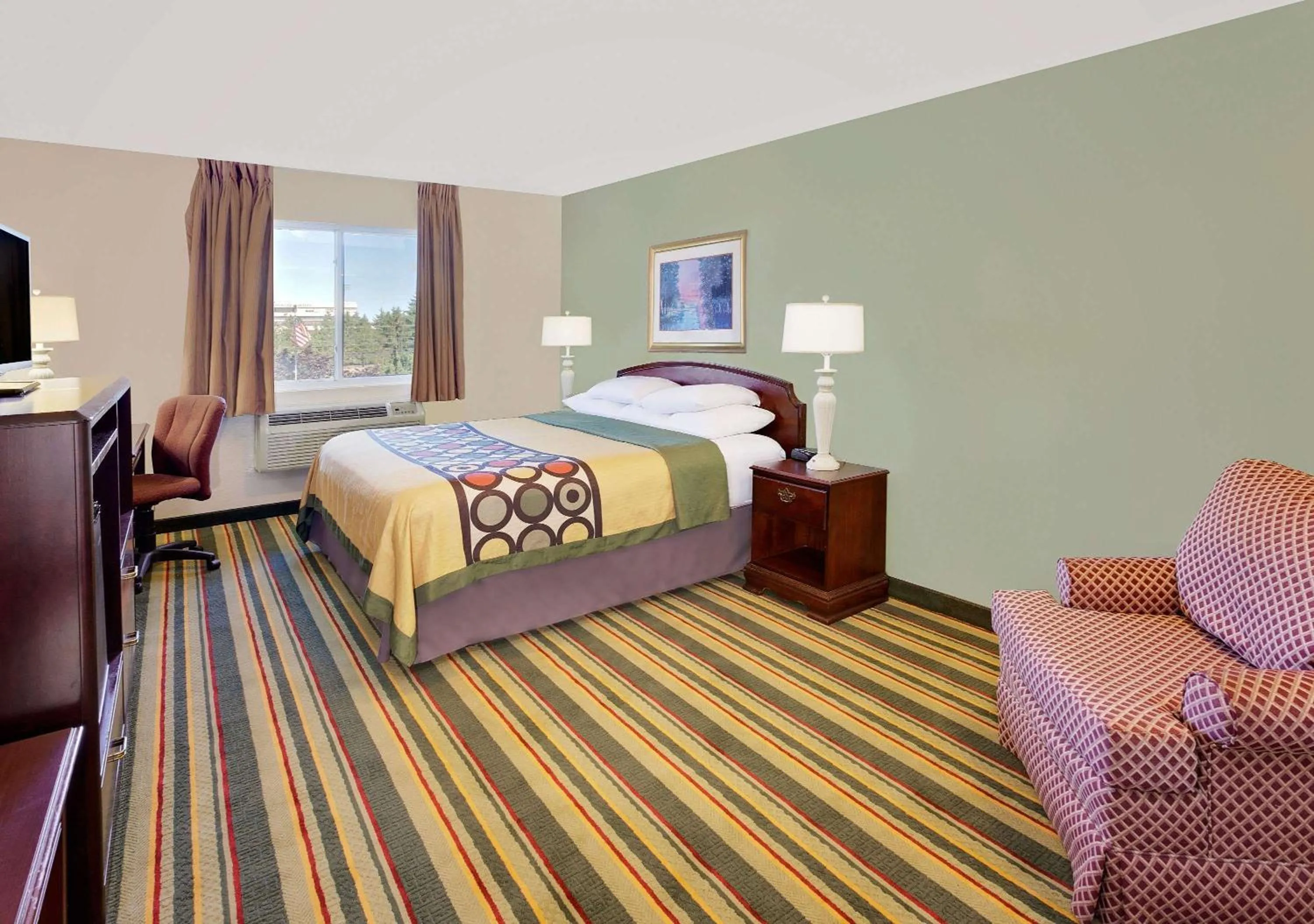 Photo of the whole room, Bed in Super 8 by Wyndham Mt. Pleasant