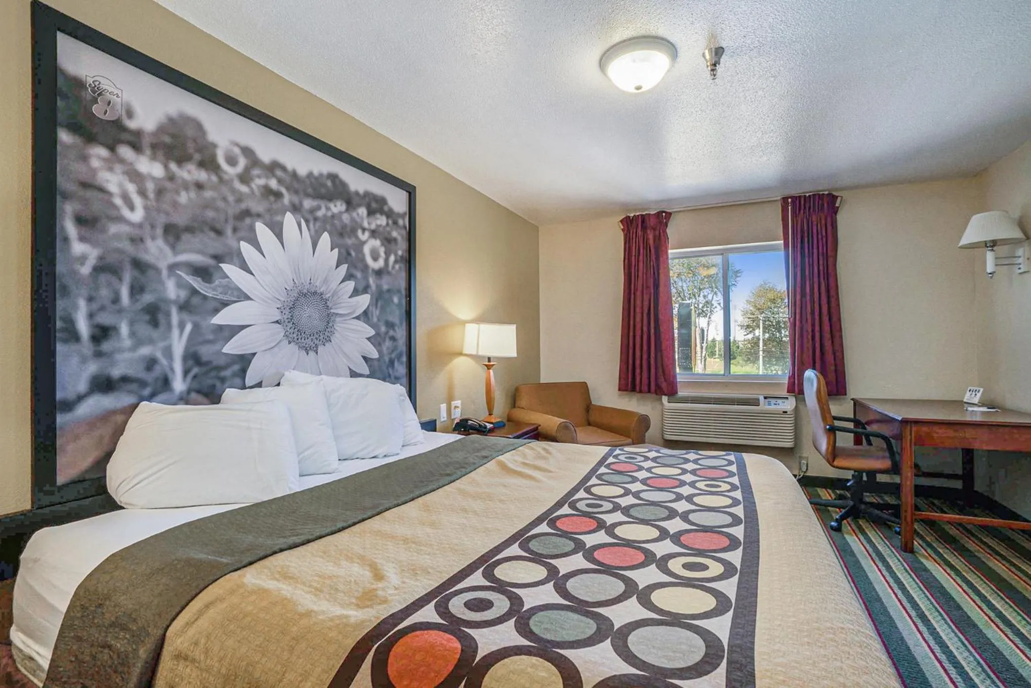 Bed in Super 8 by Wyndham Mt. Pleasant