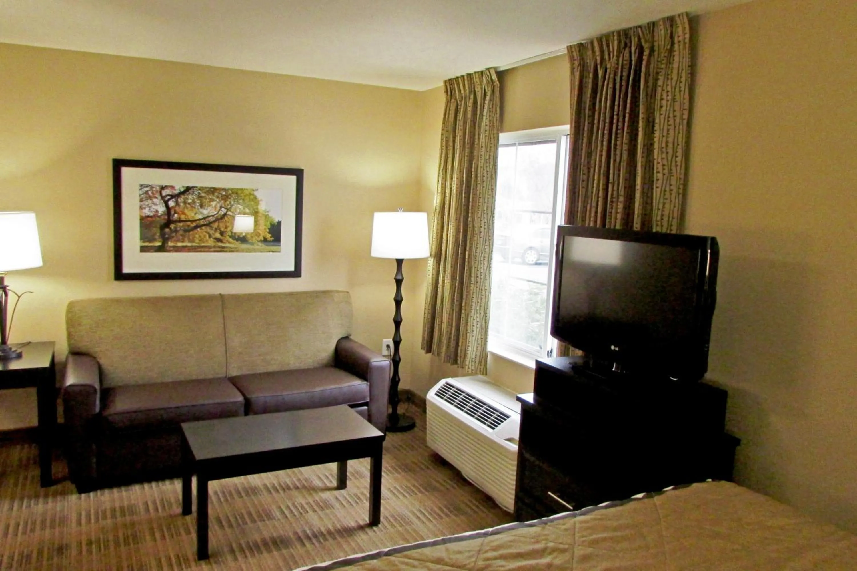 TV and multimedia in Extended Stay America Suites - Boston - Waltham - 32 4th Ave