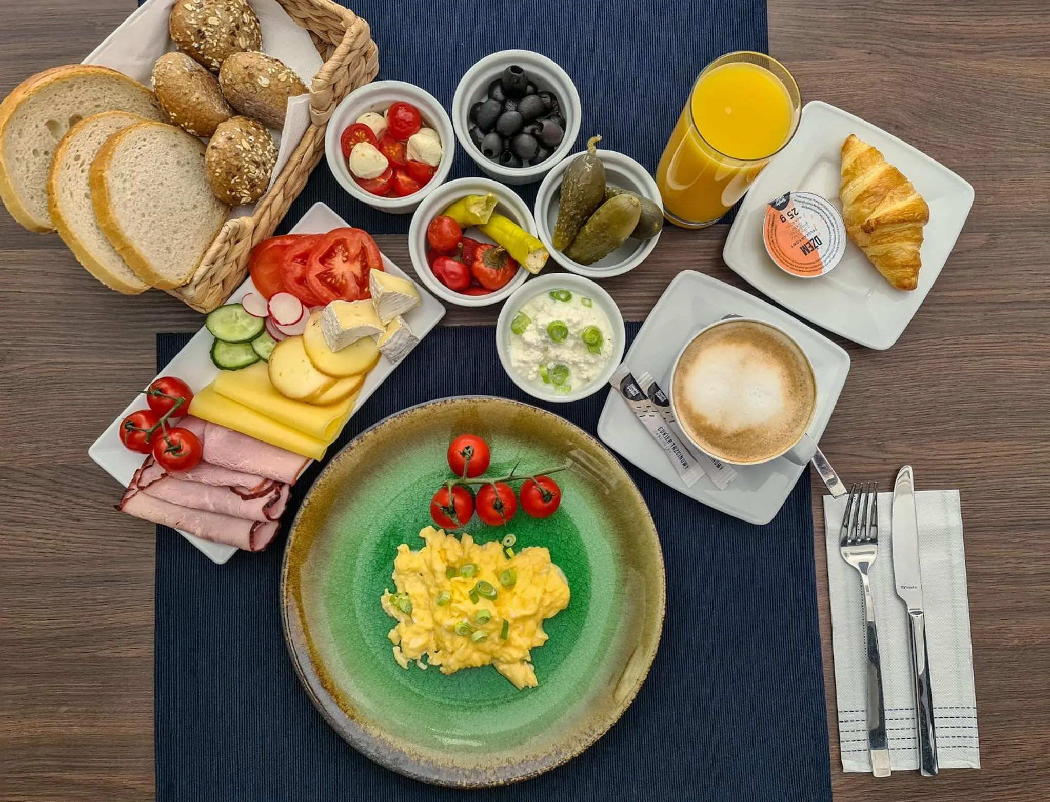Continental breakfast in No1 Bed&Breakfast Restauracja ŚNIADANIE I PARKING W CENIE!