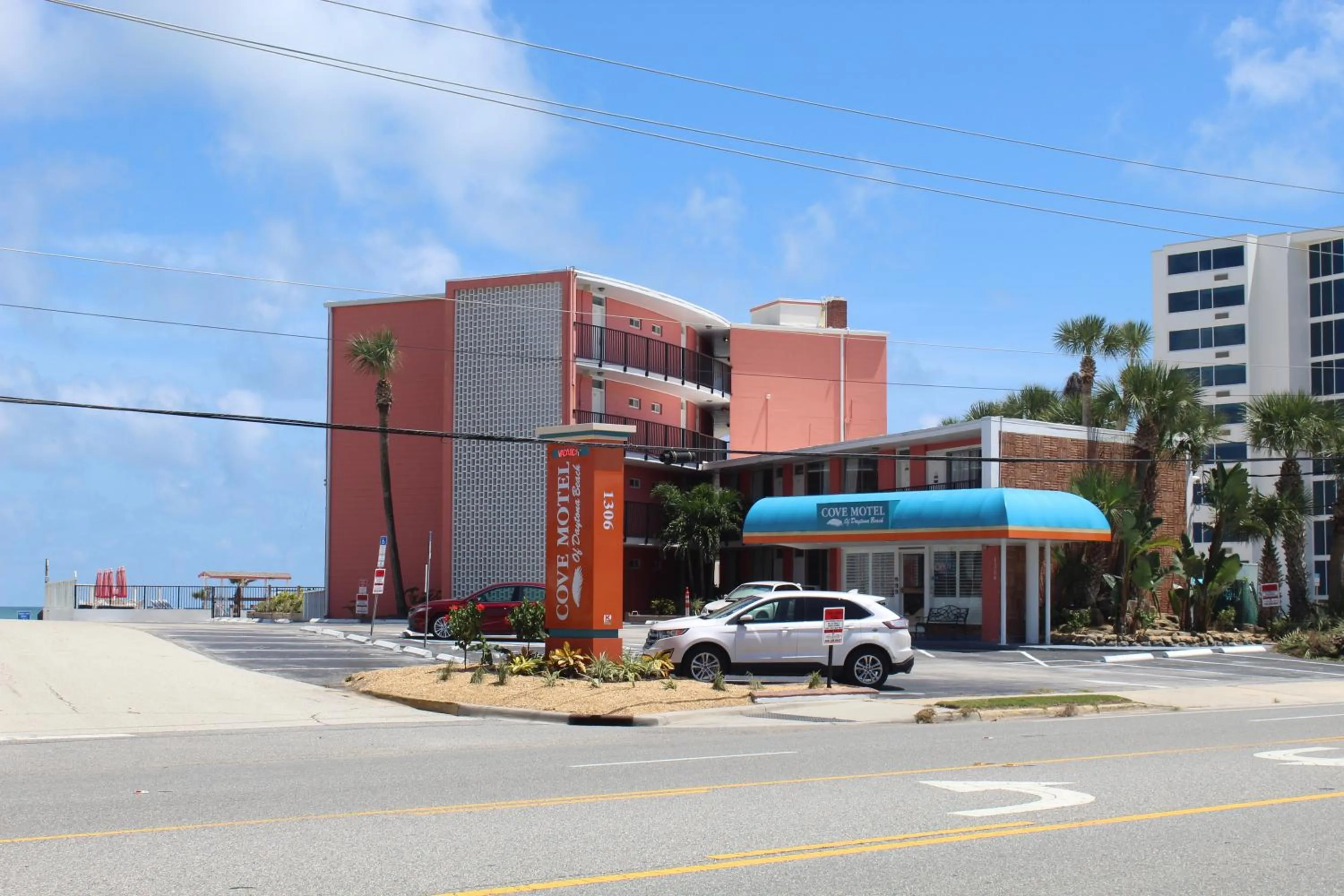Property building in Cove Motel Oceanfront