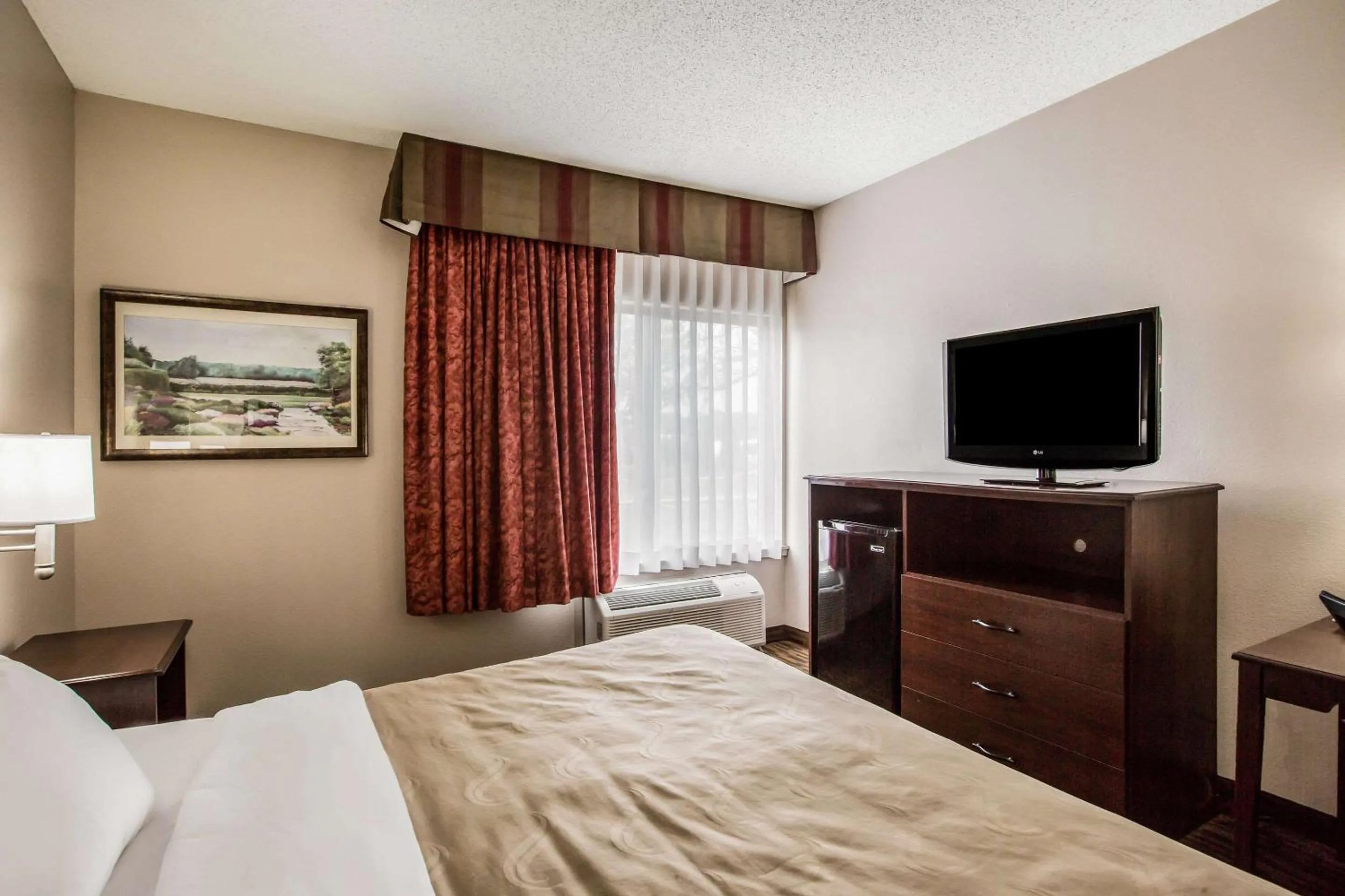 Photo of the whole room, Bed in Quality Inn & Suites Lawrence - University Area