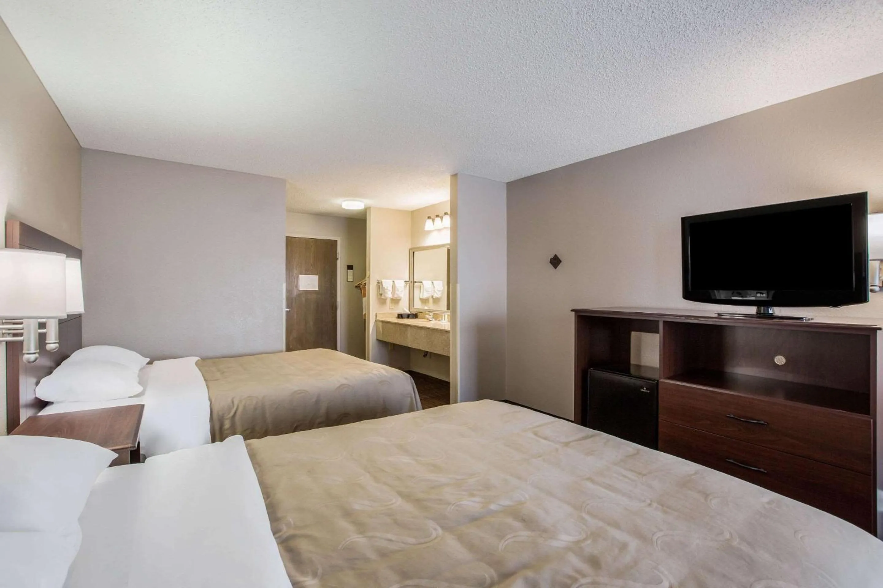 Photo of the whole room, Bed in Quality Inn & Suites Lawrence - University Area