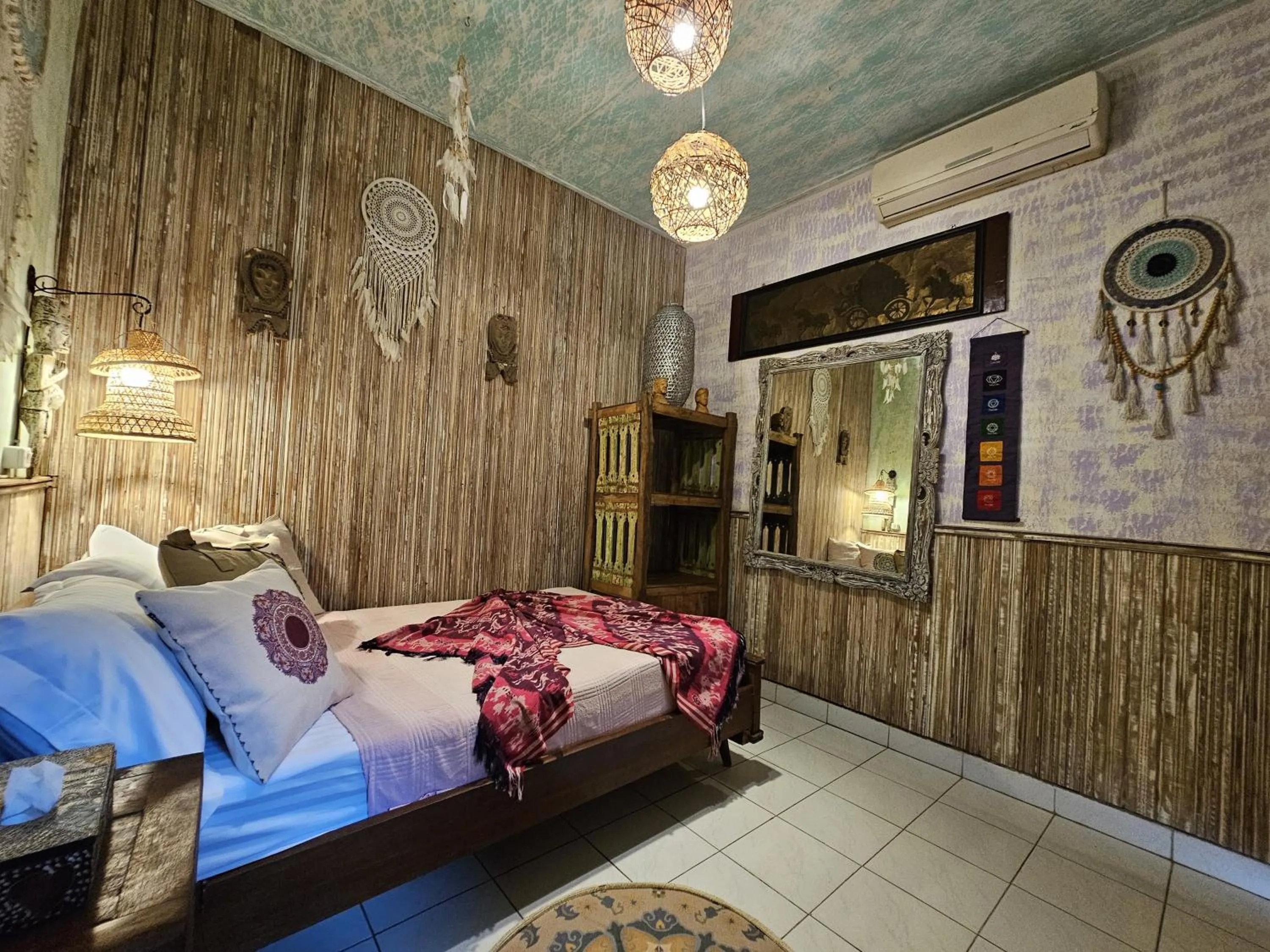 Photo of the whole room, Bed in Lovina Loca