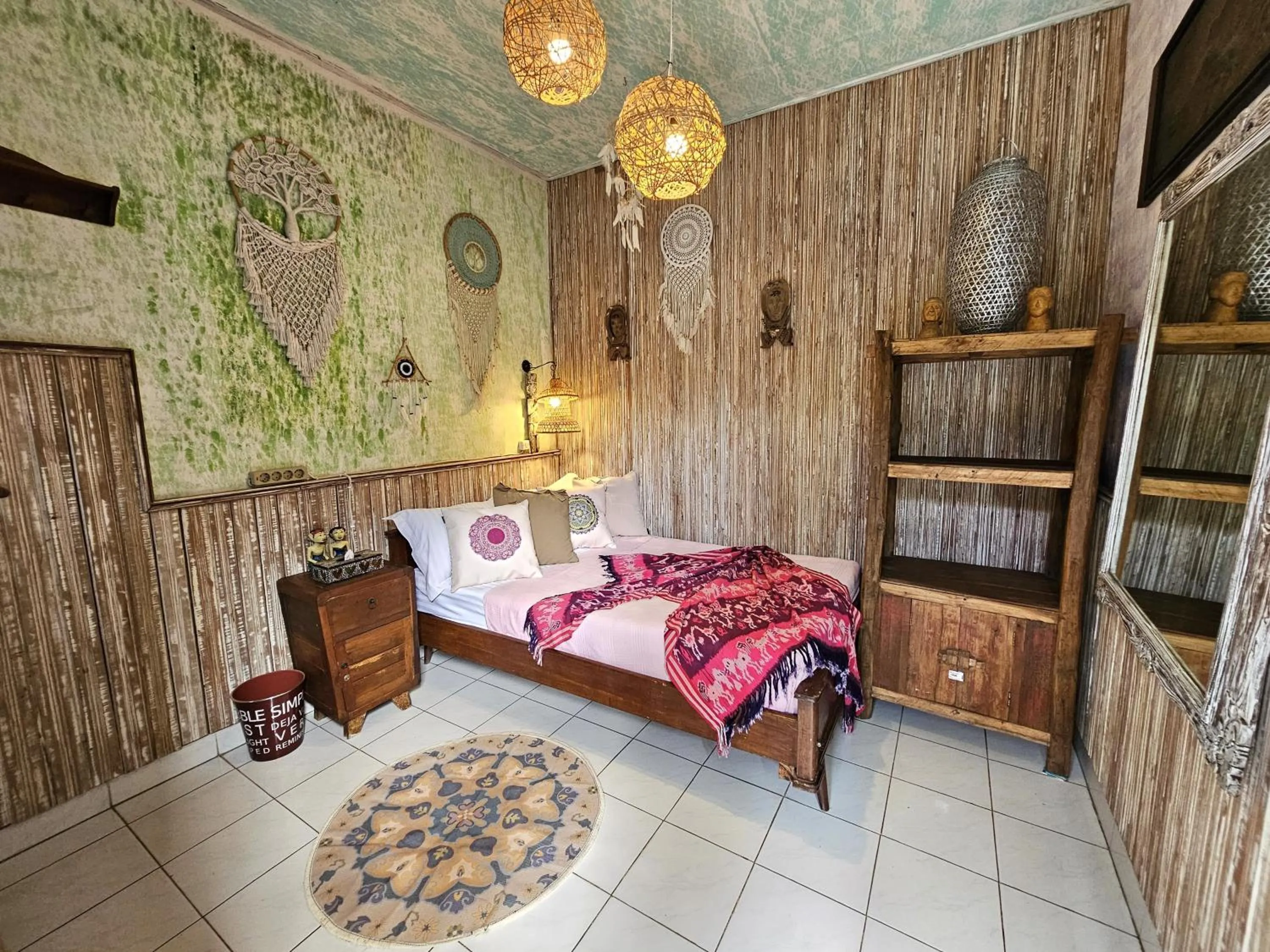 Photo of the whole room, Bed in Lovina Loca