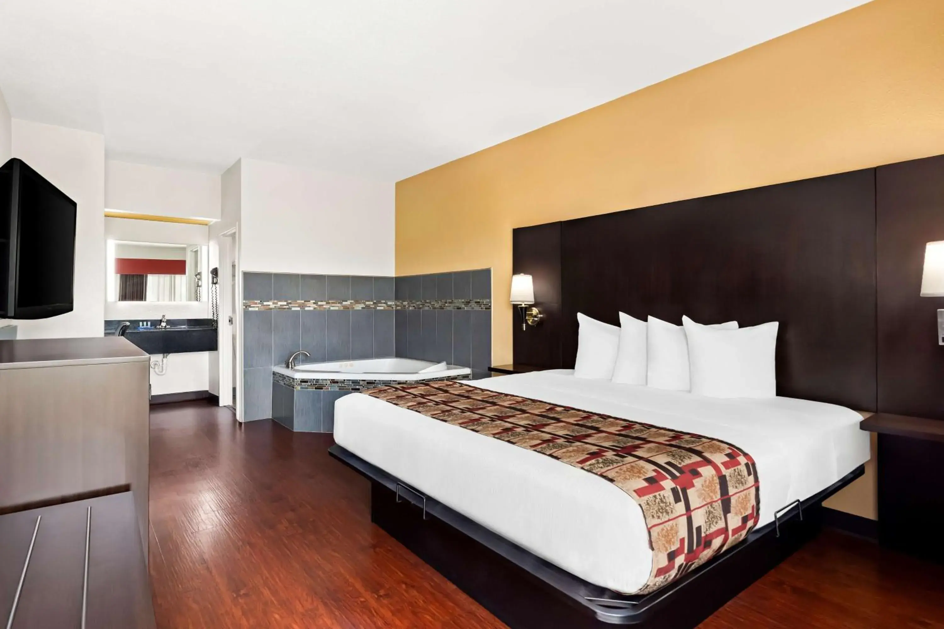 King Room with Spa Bath - Non-Smoking in Best Western Lake Okeechobee King Room with Spa Bath - Non-Smoking in Best Western Lake Okeechobee