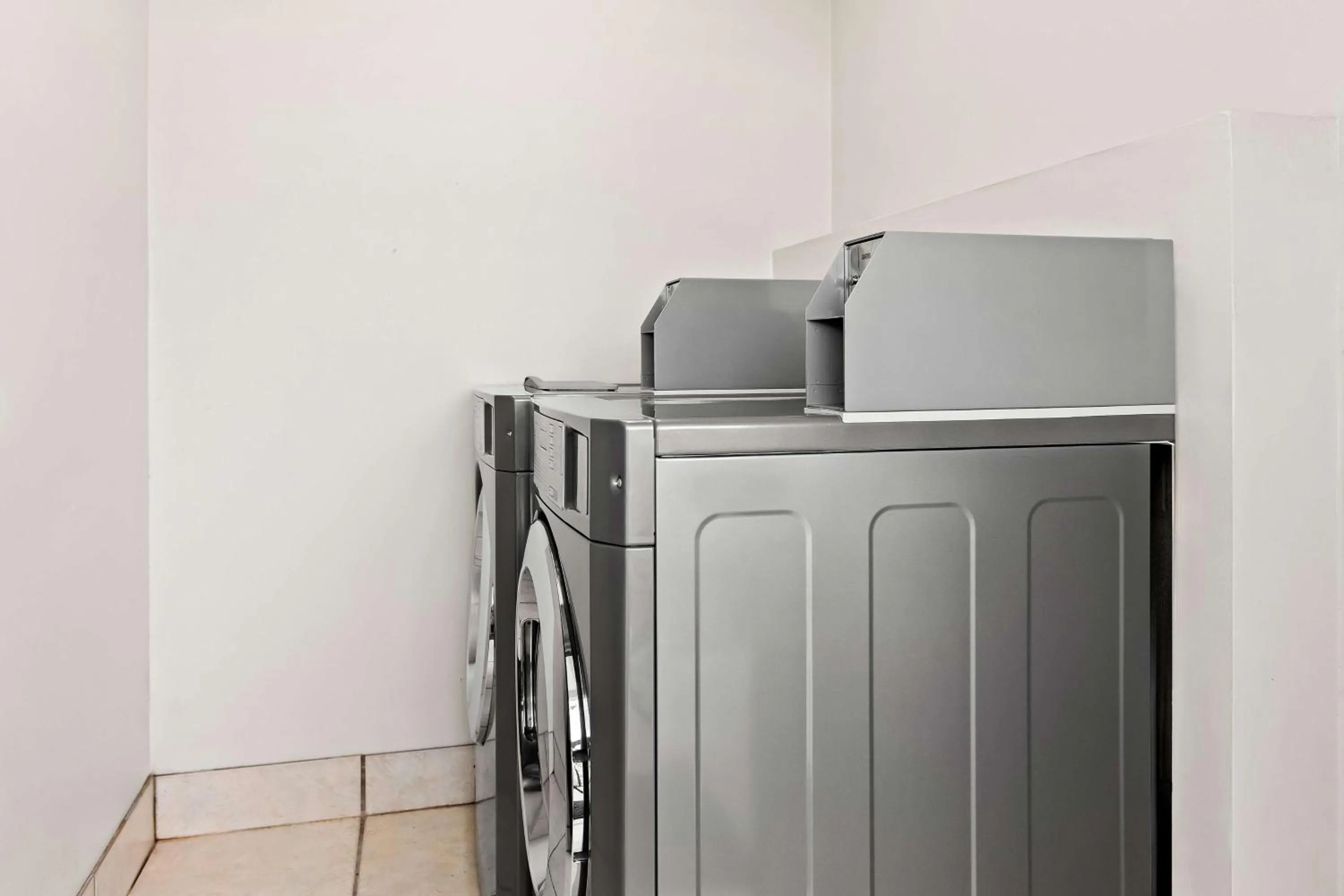 laundry in Best Western Lake Okeechobee