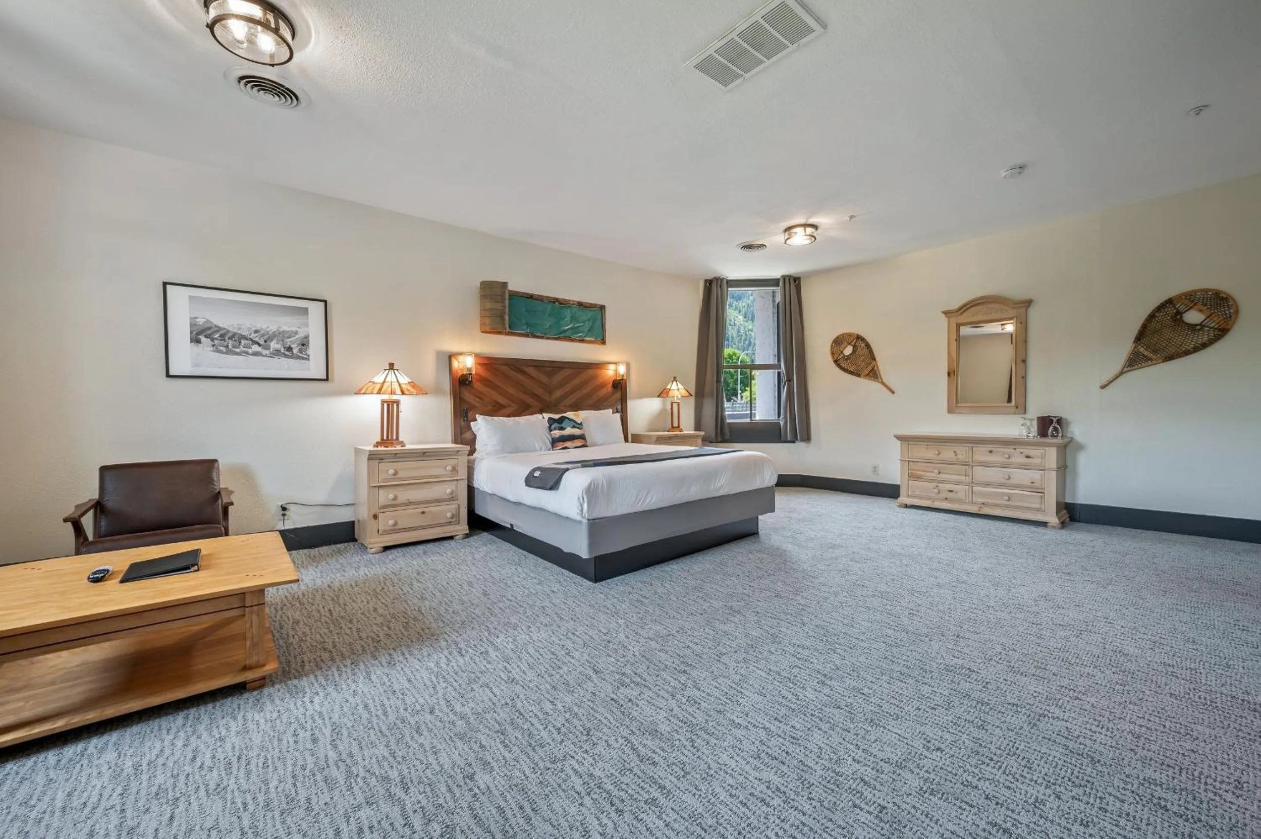 Photo of the whole room, Bed in Hotel Leavenworth