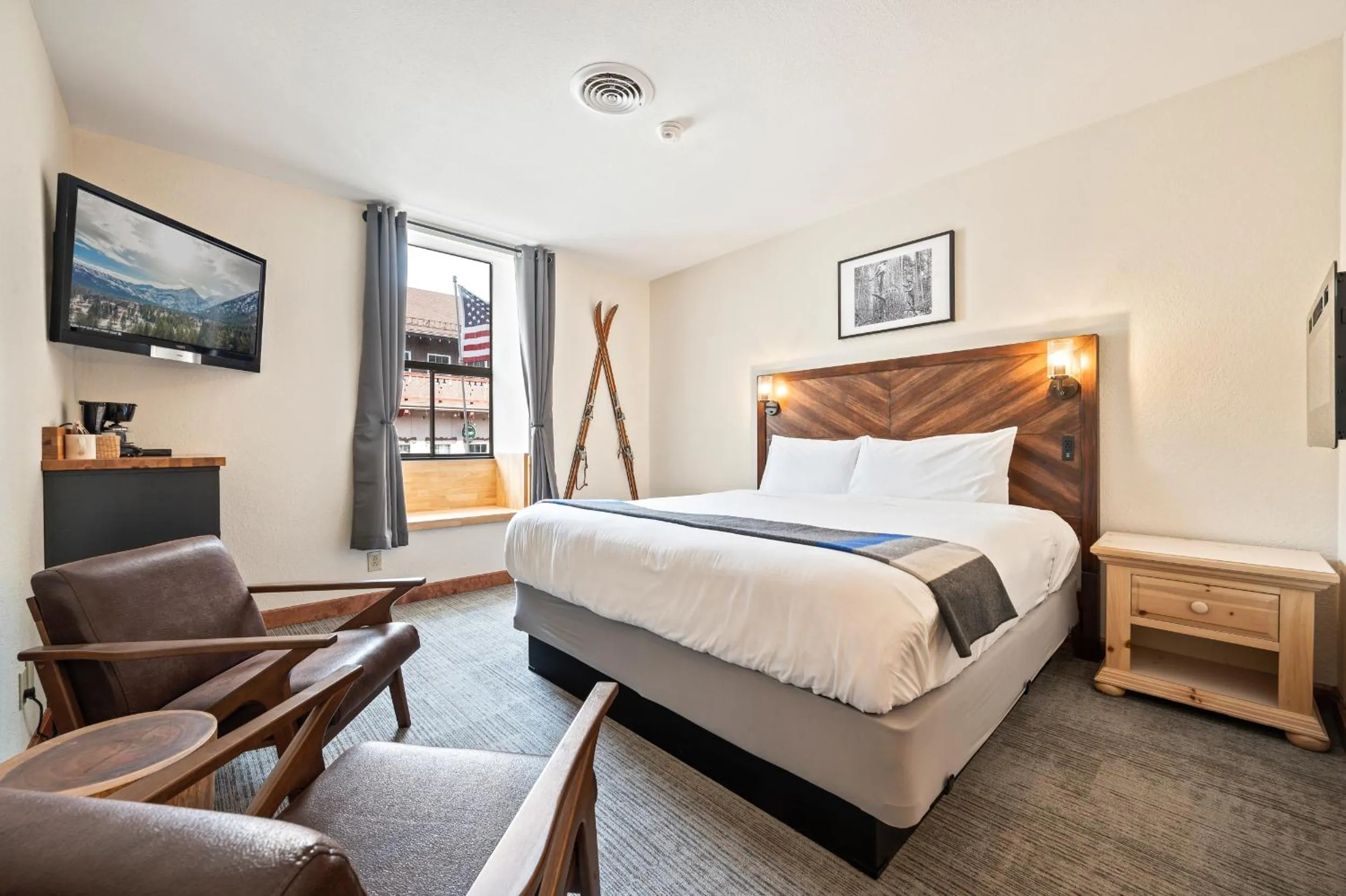 Photo of the whole room, Bed in Hotel Leavenworth