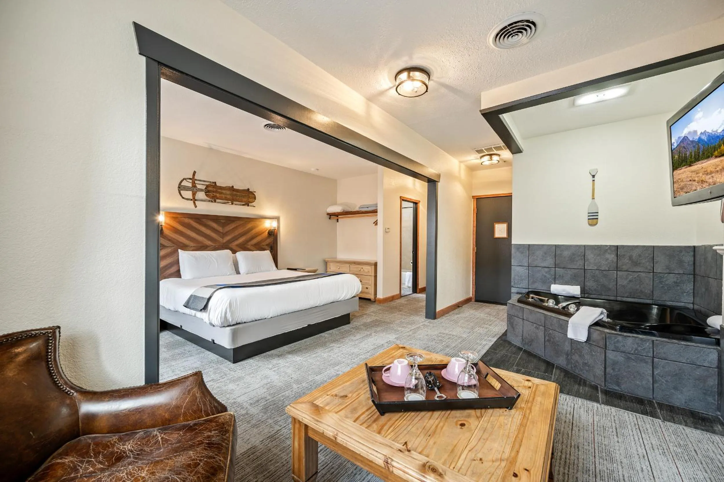 Photo of the whole room, Bed in Hotel Leavenworth