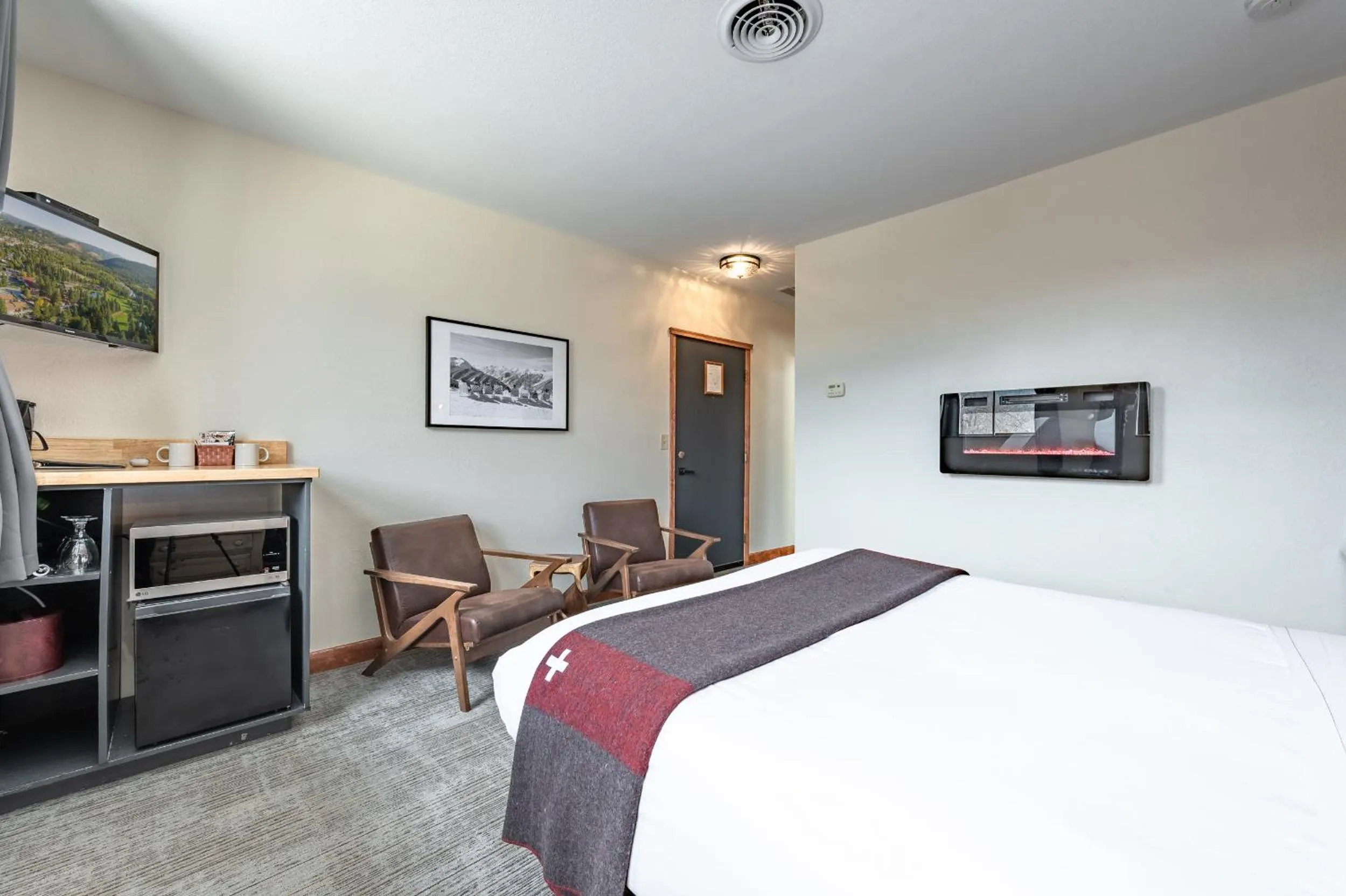 Photo of the whole room, Bed in Hotel Leavenworth