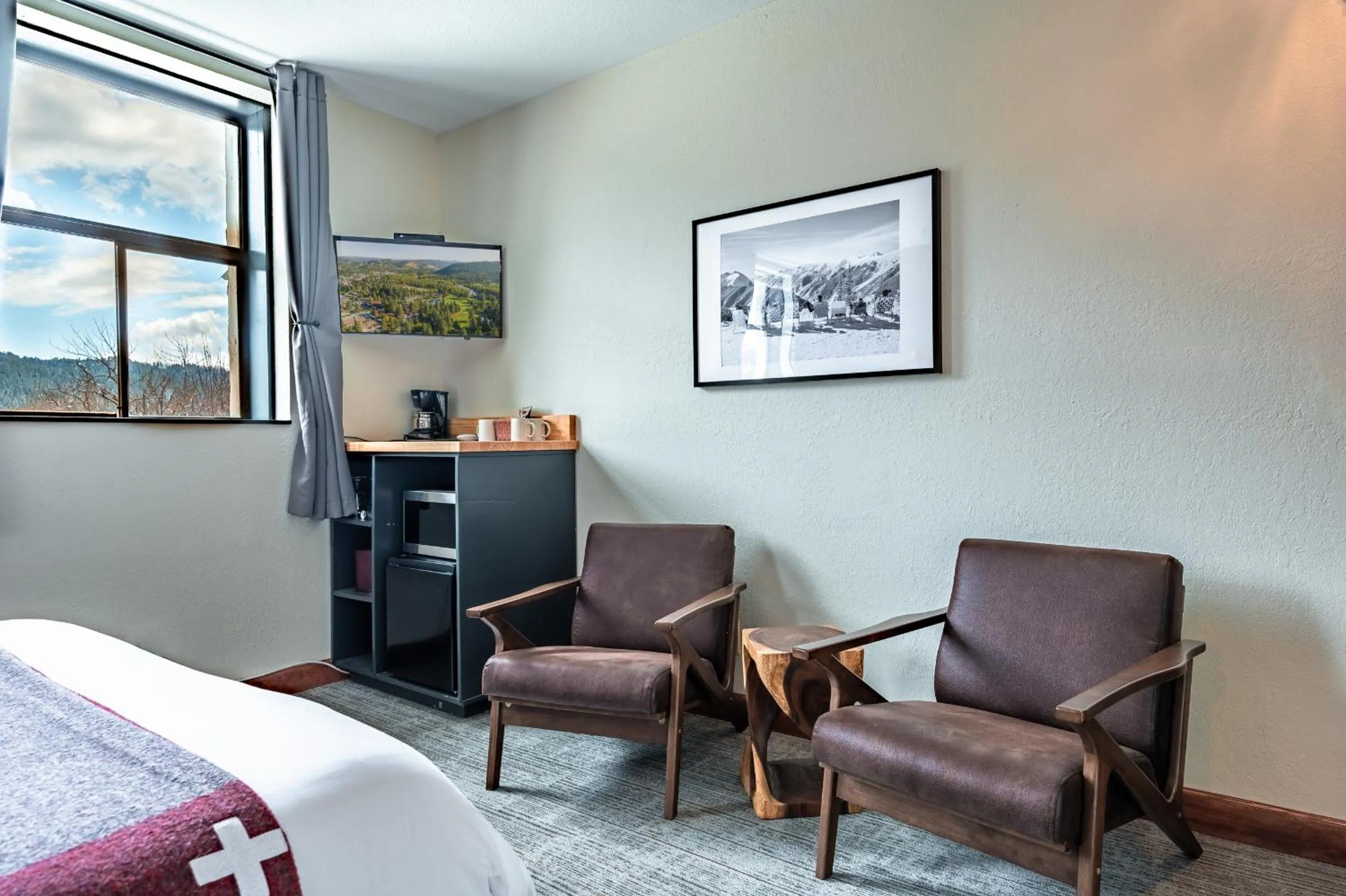 Seating area, Bed in Hotel Leavenworth