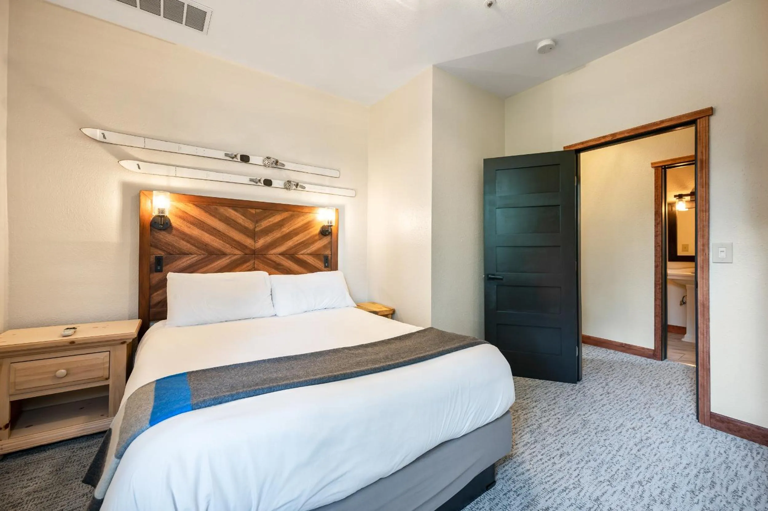 Photo of the whole room, Bed in Hotel Leavenworth