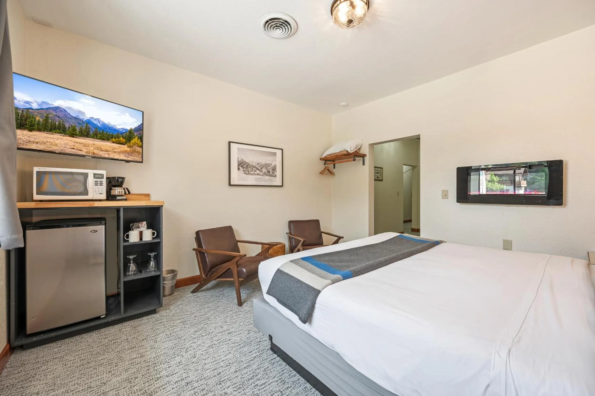 Photo of the whole room, Bed in Hotel Leavenworth