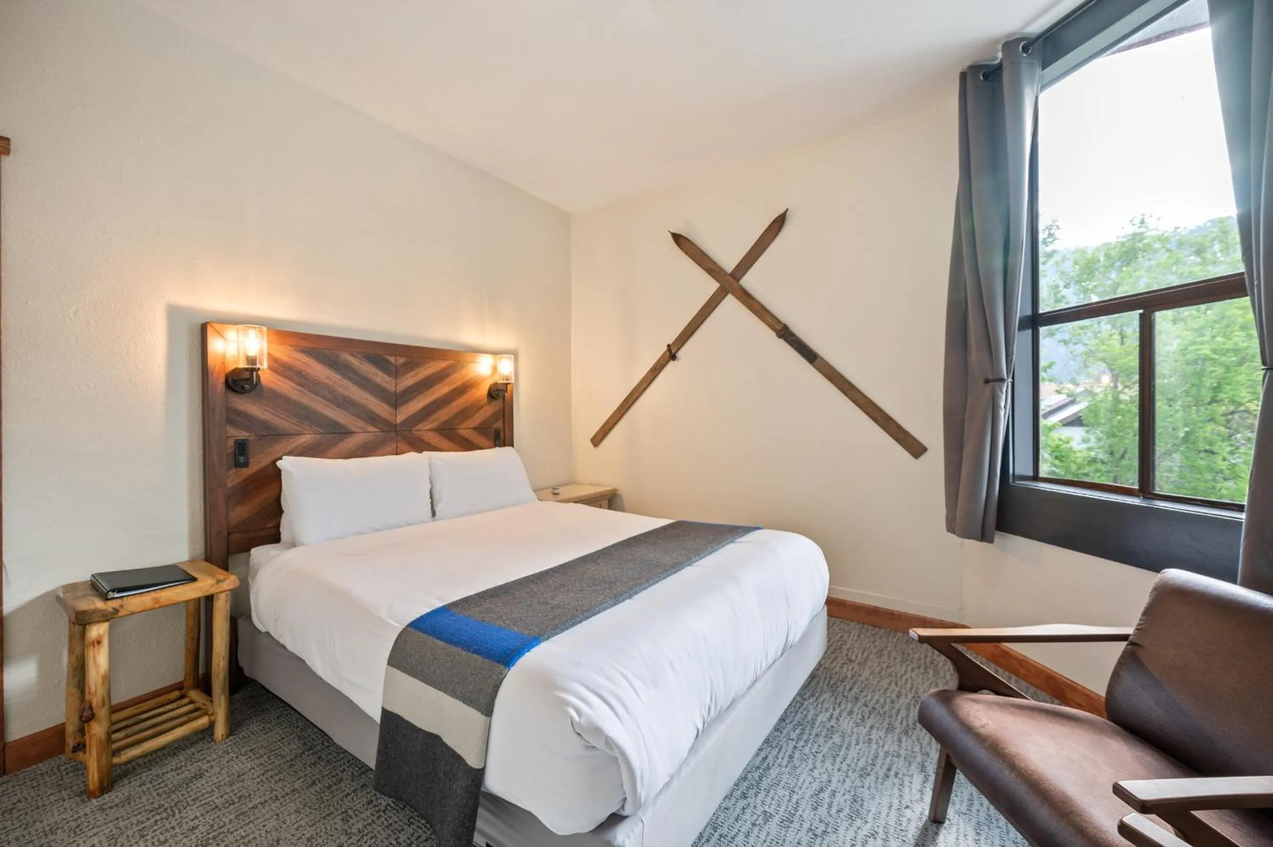 Photo of the whole room, Bed in Hotel Leavenworth