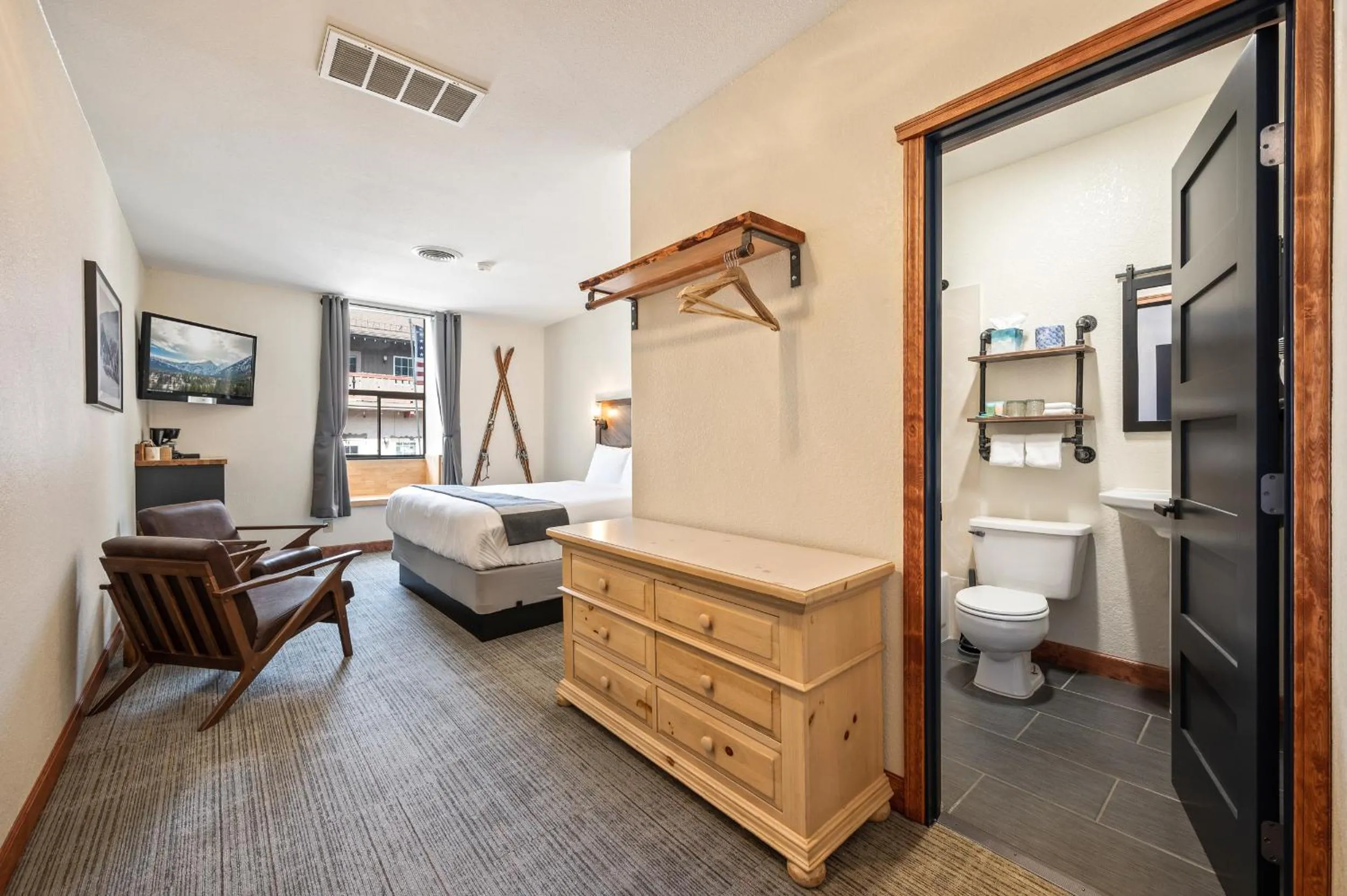 Photo of the whole room, Bed in Hotel Leavenworth