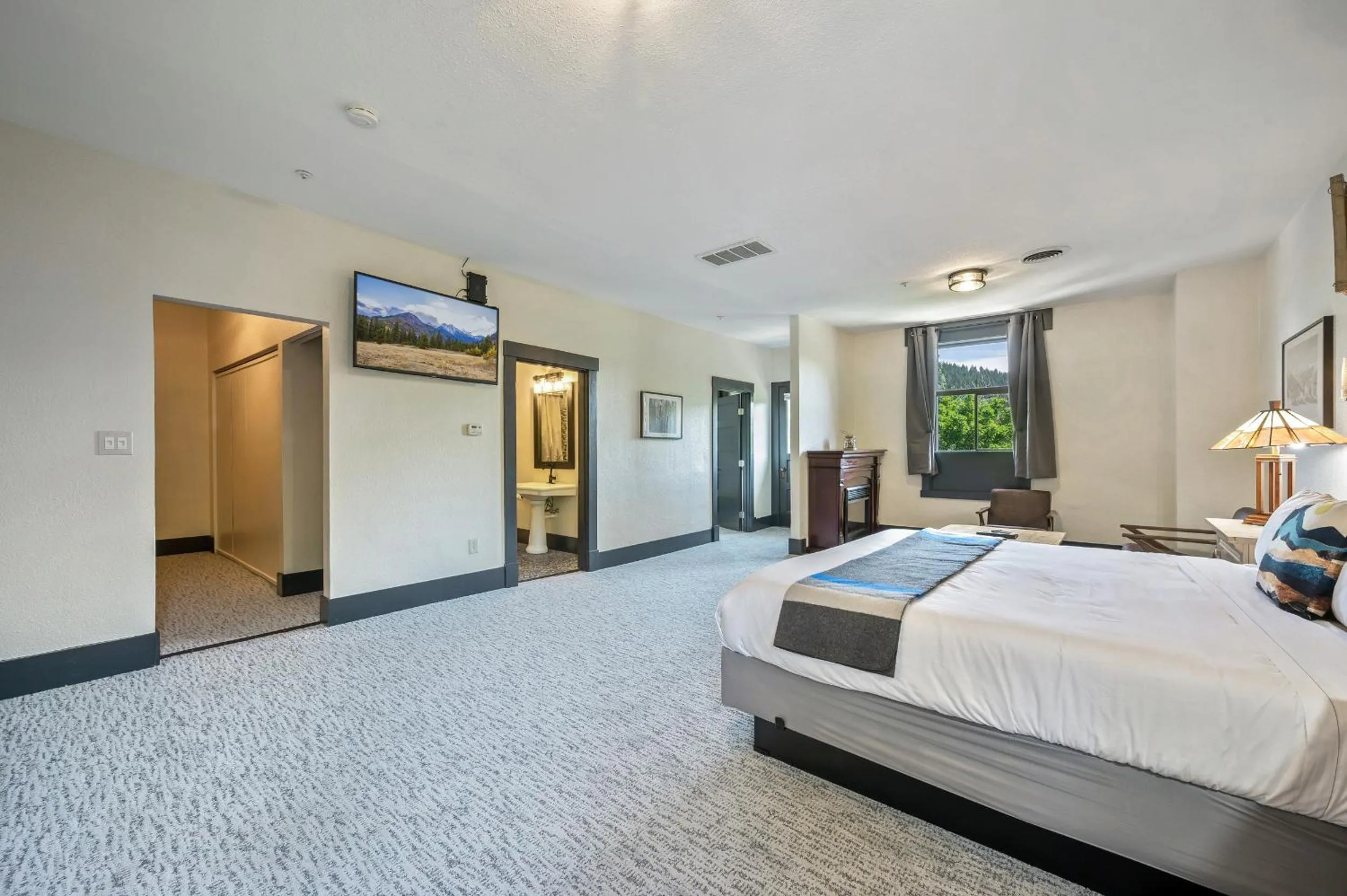 Photo of the whole room, Bed in Hotel Leavenworth