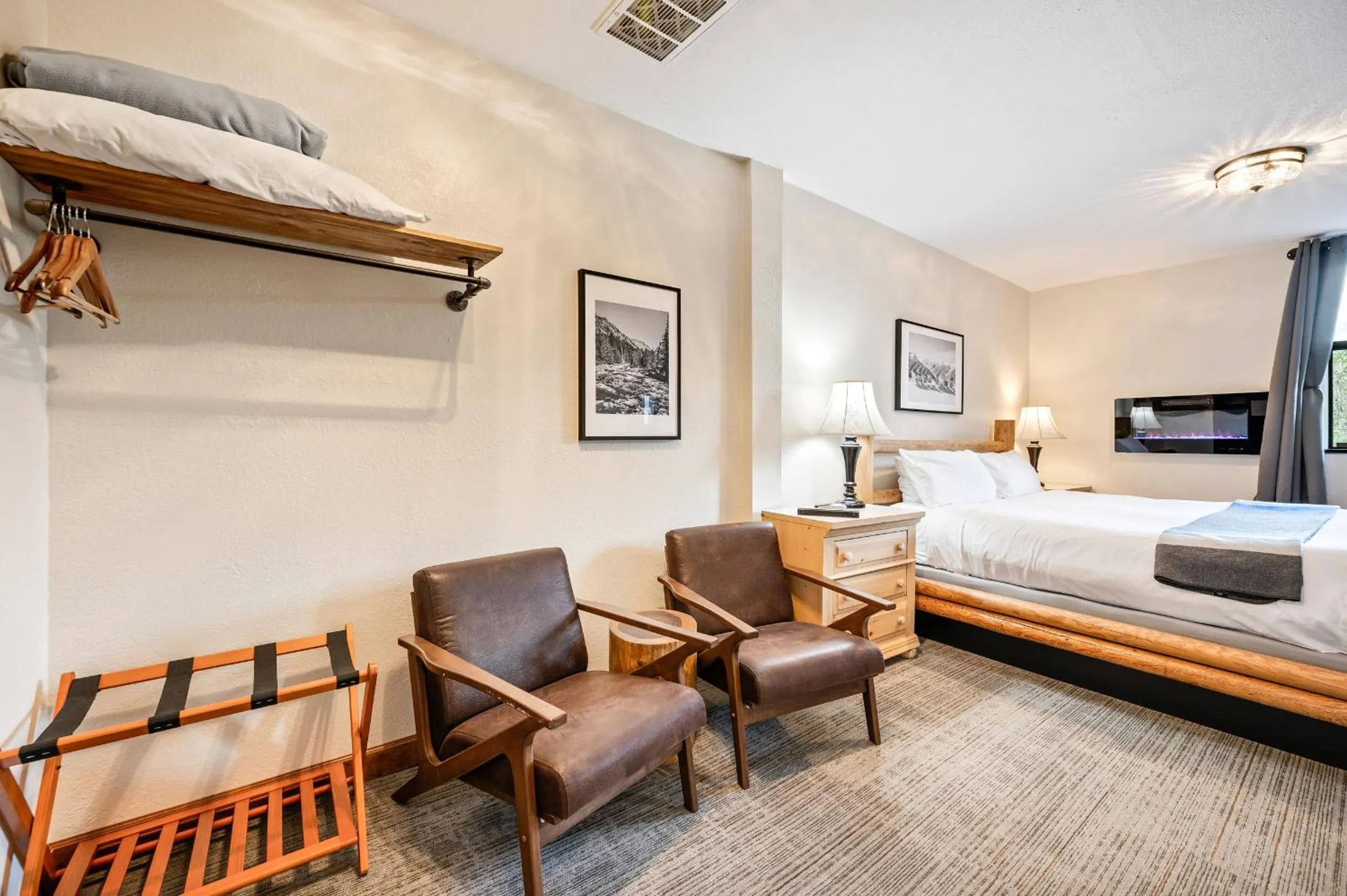 Photo of the whole room, Bed in Hotel Leavenworth