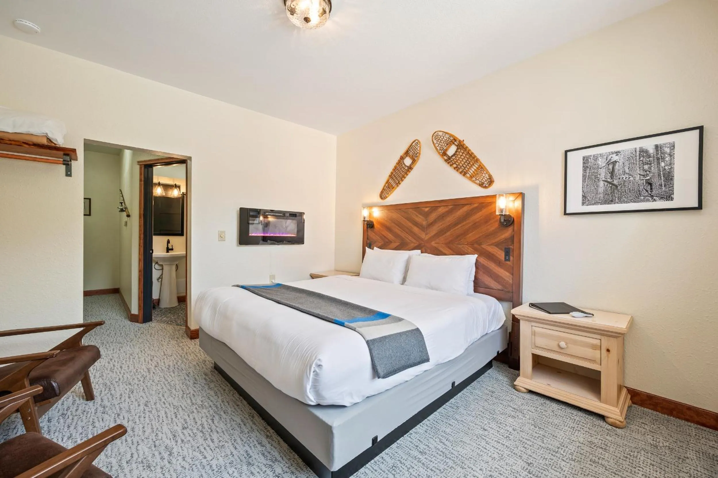 Photo of the whole room, Bed in Hotel Leavenworth