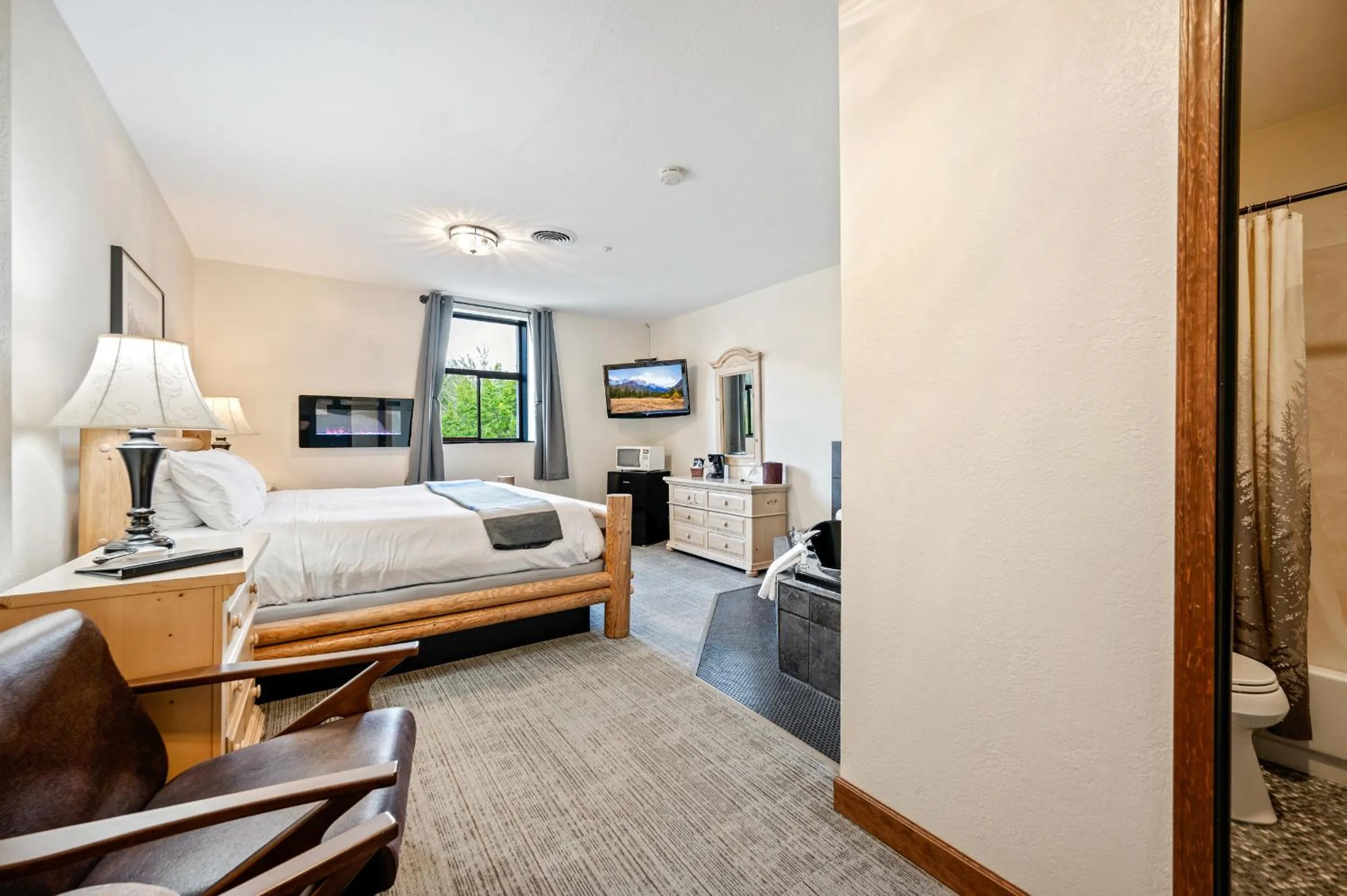 Photo of the whole room, Bed in Hotel Leavenworth