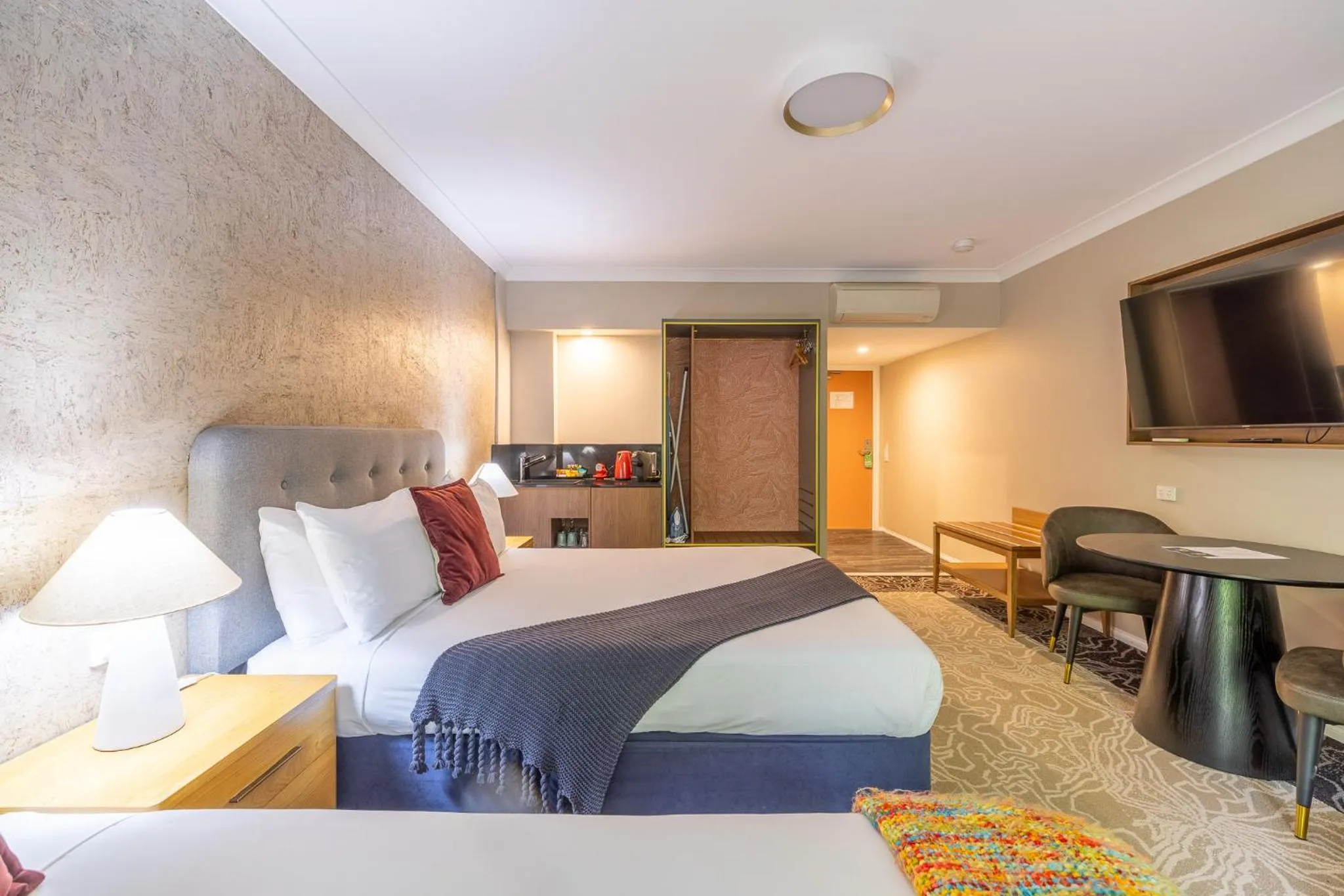 Photo of the whole room, Bed in Mandala Signature Berry