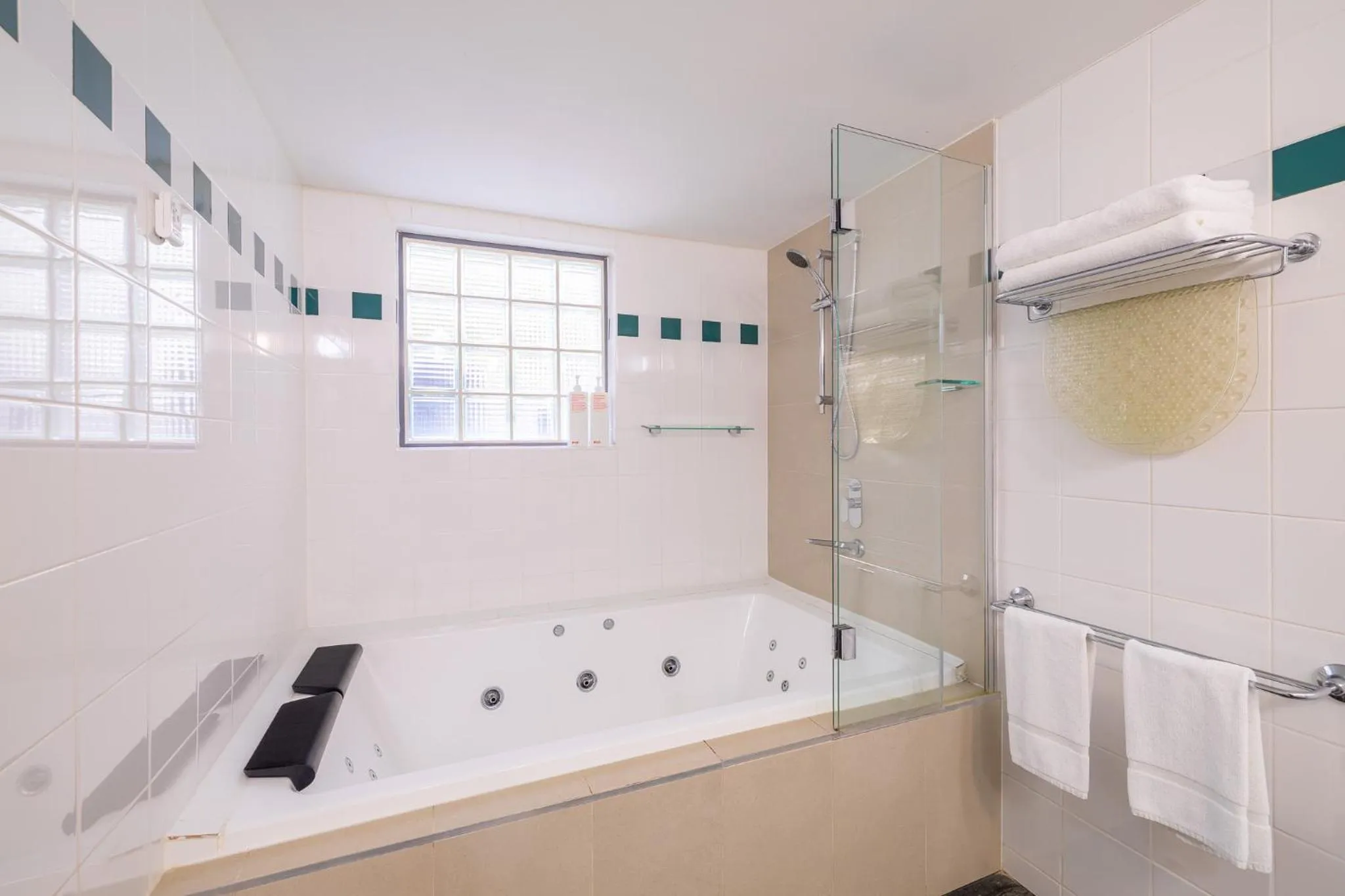 Bath in Mandala Signature Berry