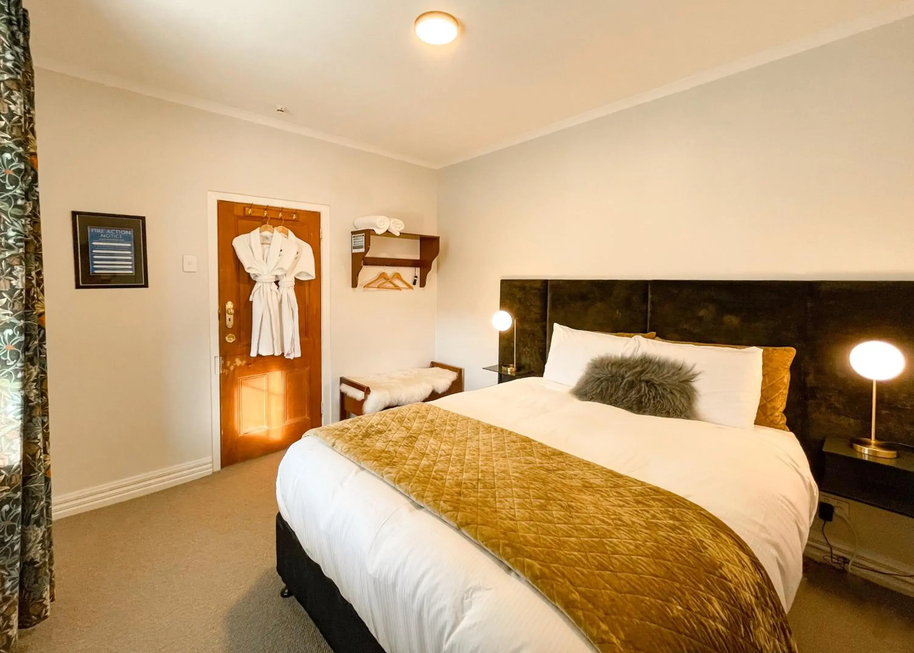 Deluxe Queen Room in Kinloch Wilderness Retreat Deluxe Queen Room in Kinloch Wilderness Retreat