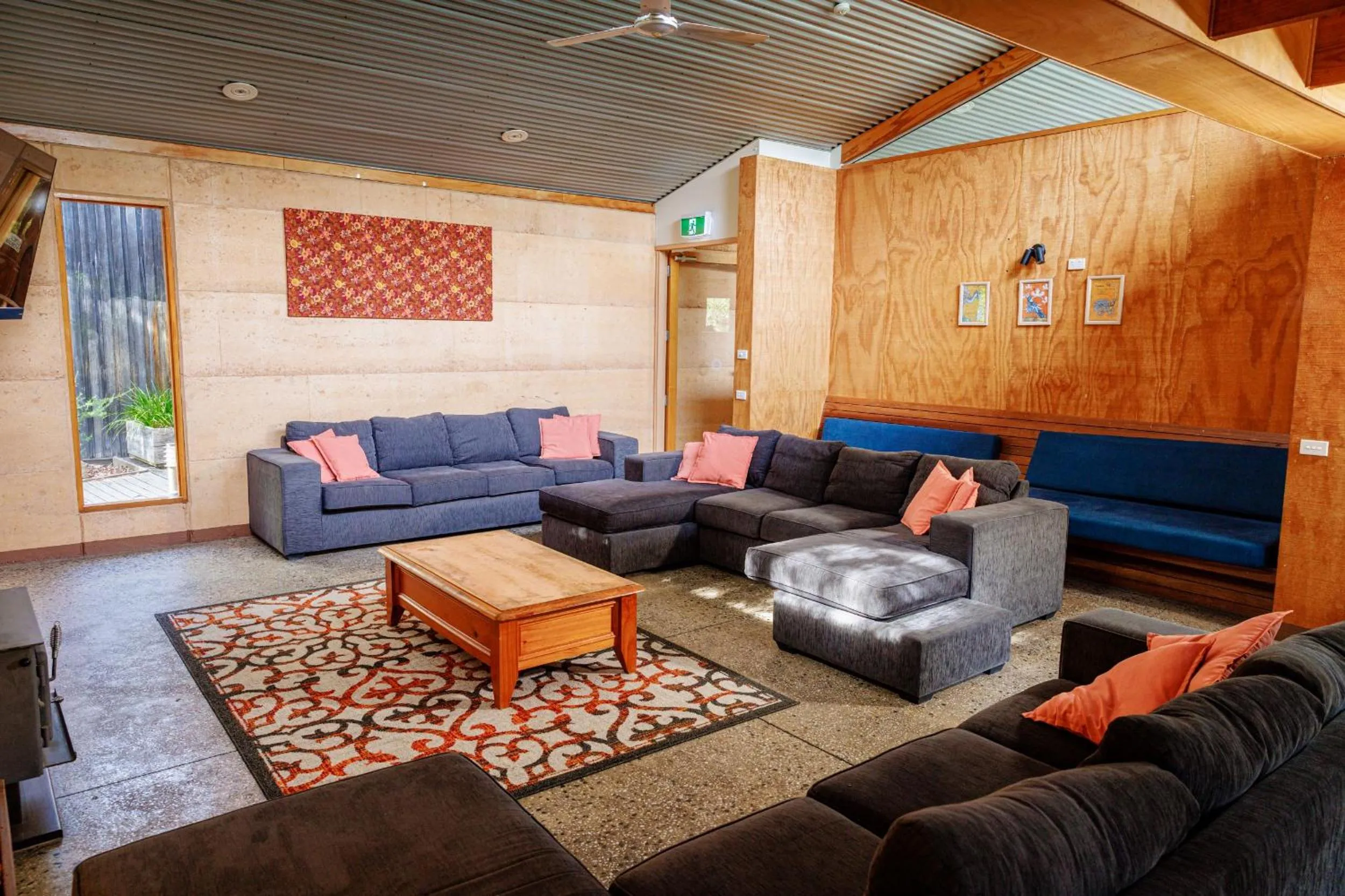Communal lounge/ TV room in YHA Grampians Eco, Halls Gap