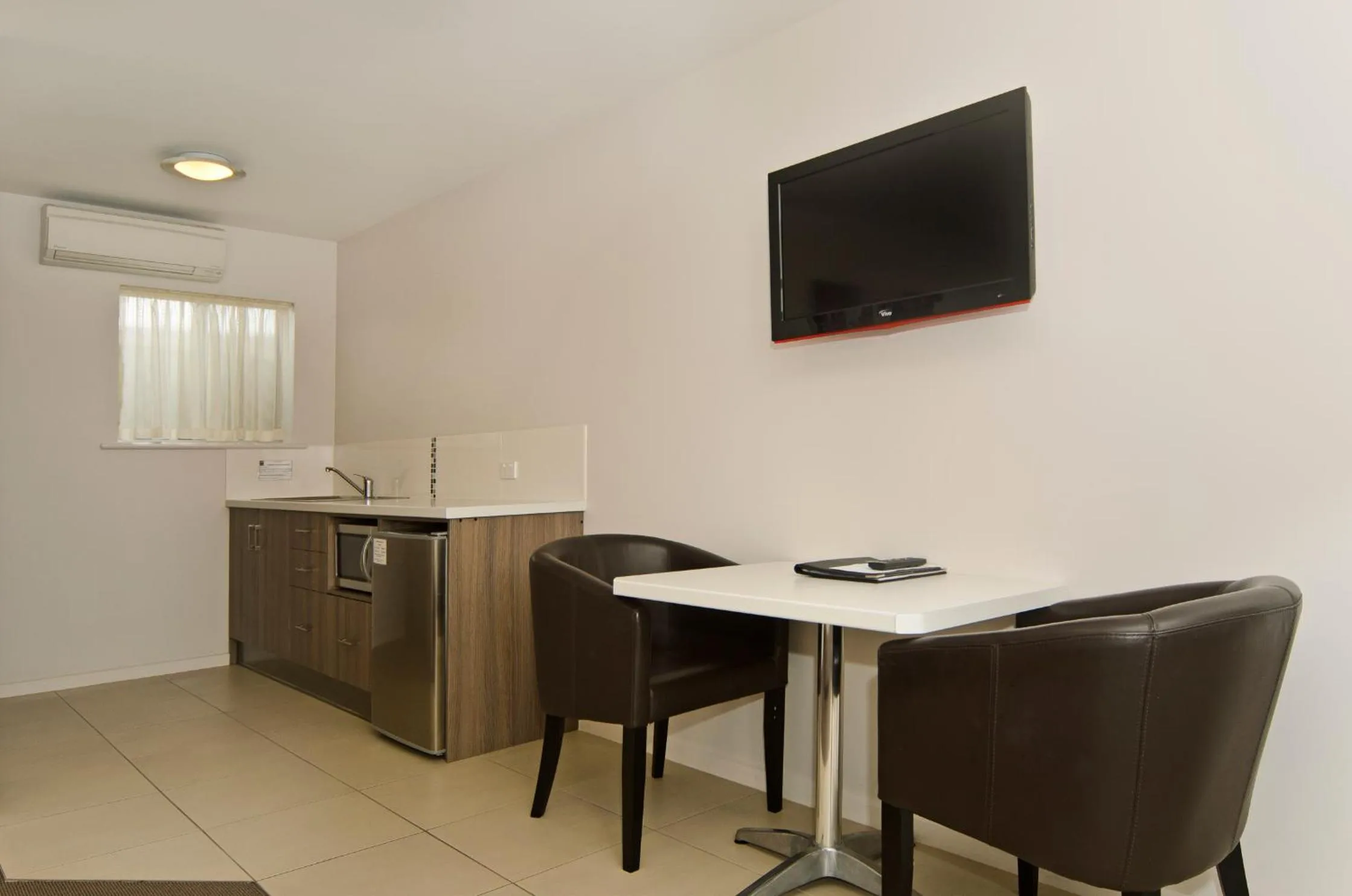 Kitchen or kitchenette, TV/Entertainment Center in Comfort Inn Victor Harbor