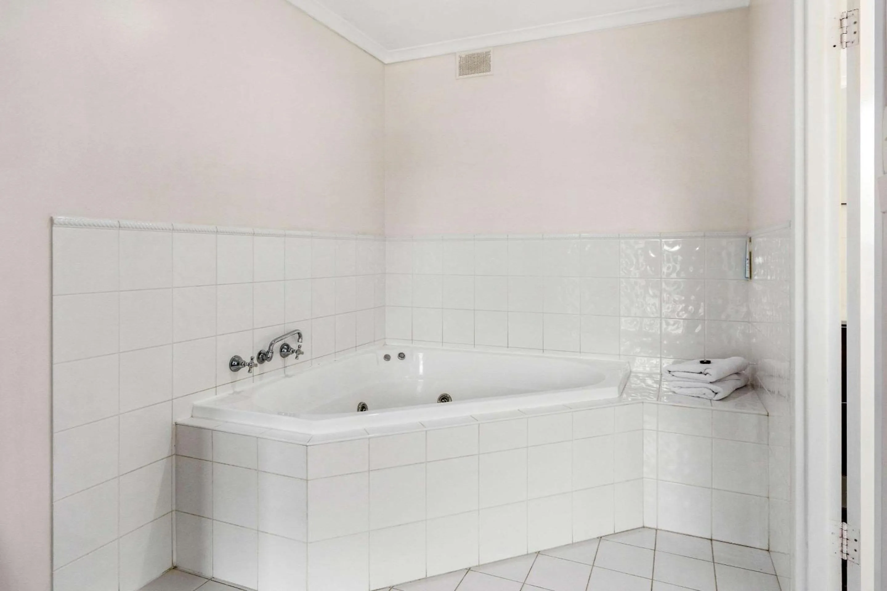 Photo of the whole room, Bathroom in Comfort Inn Victor Harbor