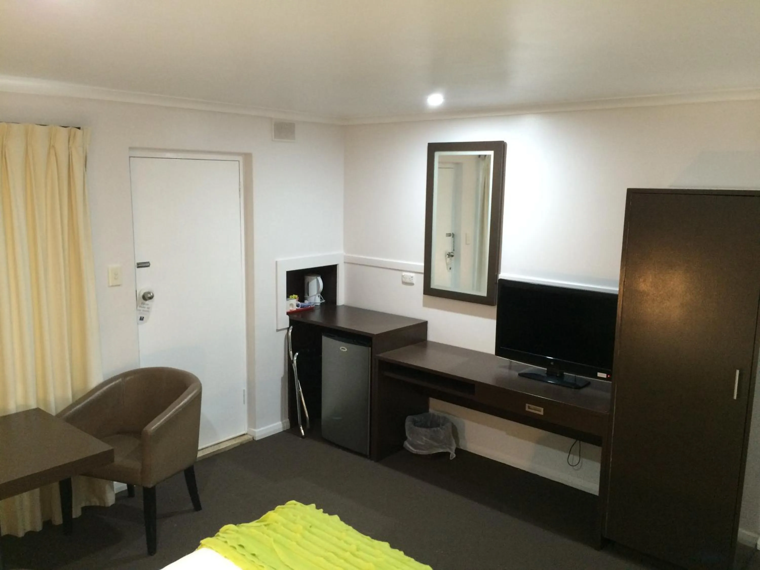 Photo of the whole room, TV/Entertainment Center in Comfort Inn Victor Harbor