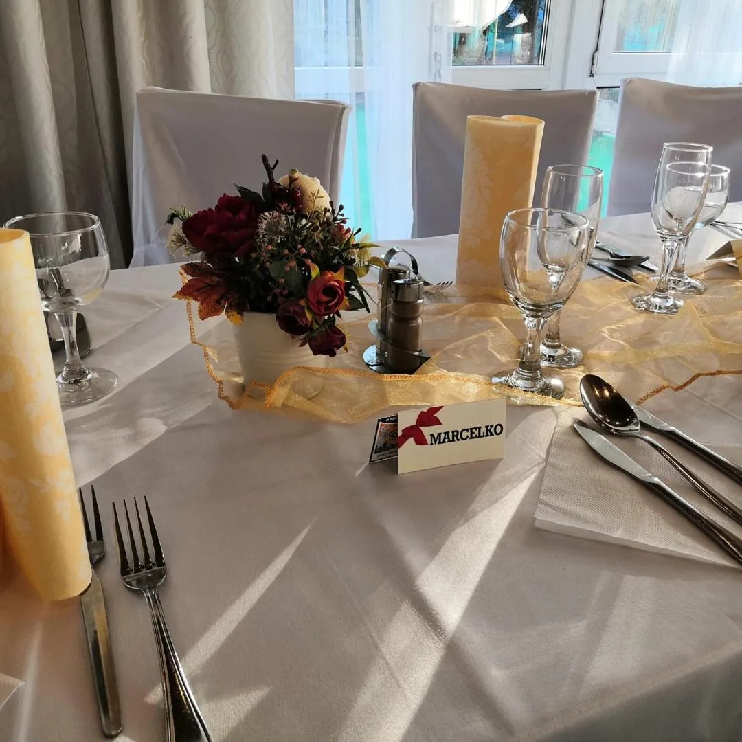 Restaurant/Places to Eat in InterSport Hotel