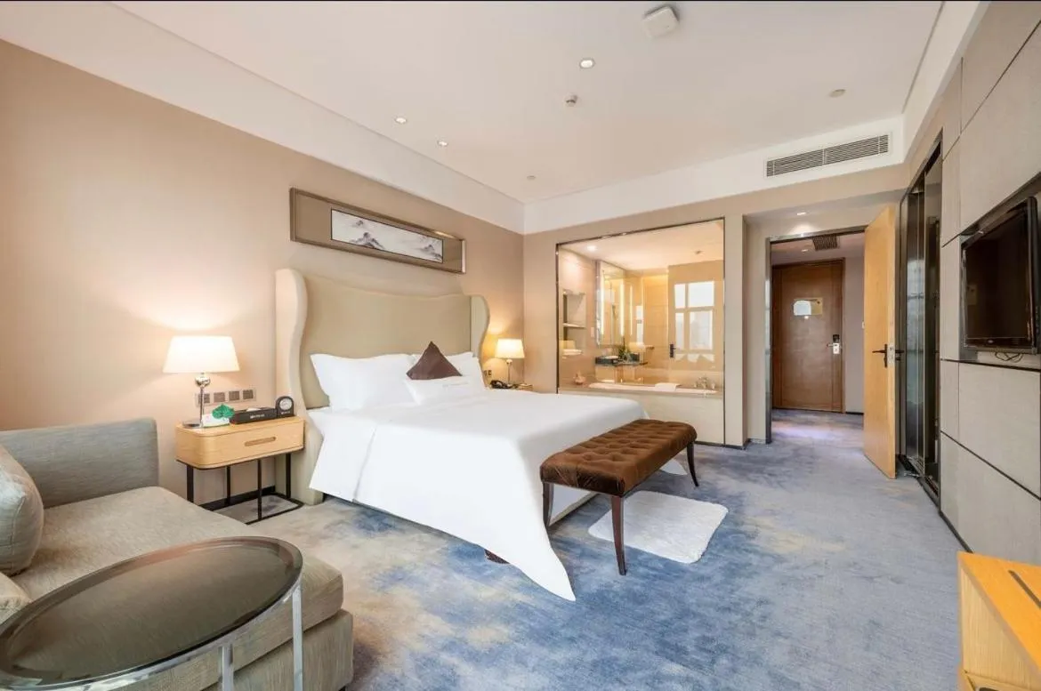 Photo of the whole room, Bed in Shenzhen Shuidu Holiday Hotel, North Railway Station