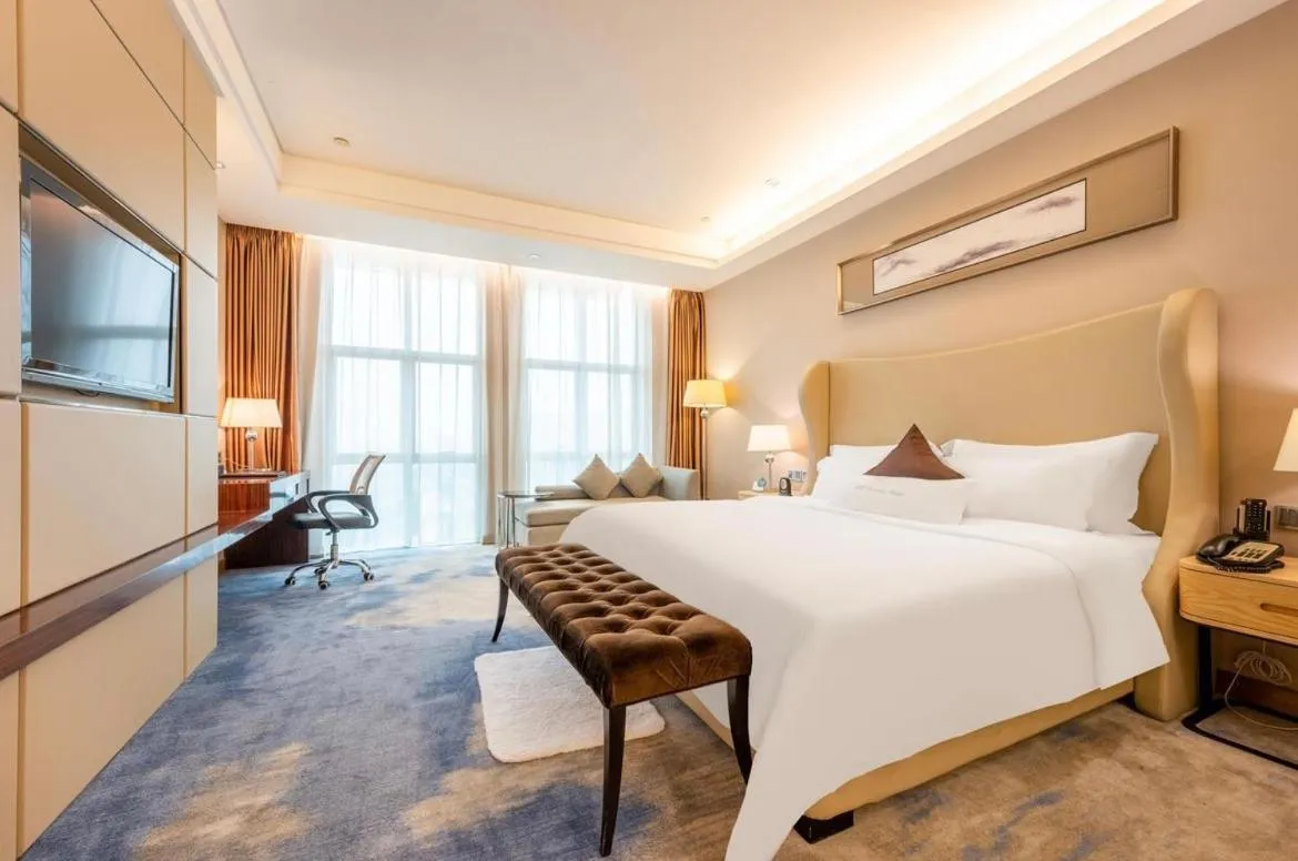 Photo of the whole room, Bed in Shenzhen Shuidu Holiday Hotel, North Railway Station