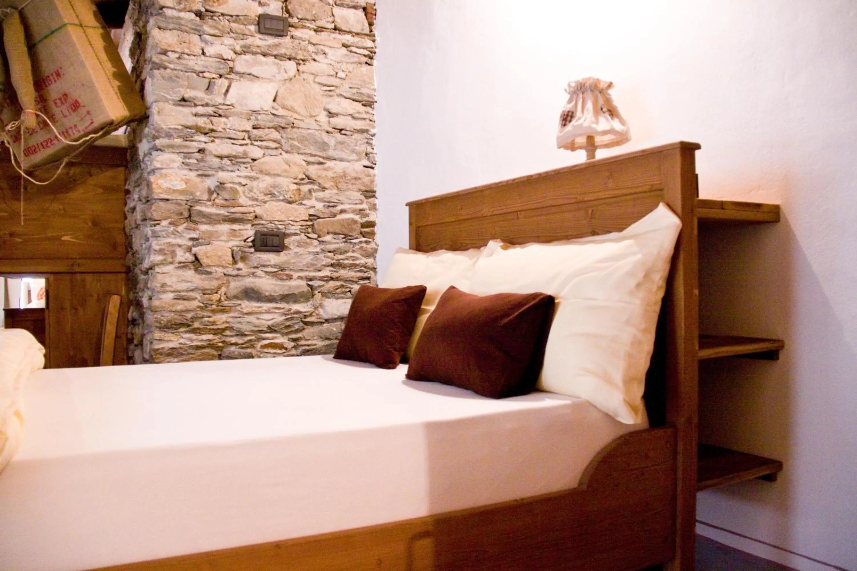 Decorative detail, Bed in Contrada Beltramelli