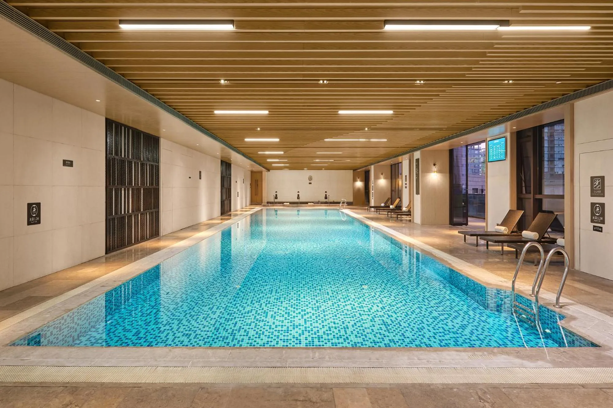 Swimming pool in Dongguan DongCheng International Hotel