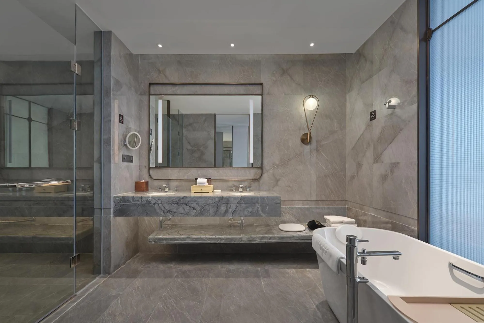 Bathroom, Bed in Dongguan DongCheng International Hotel