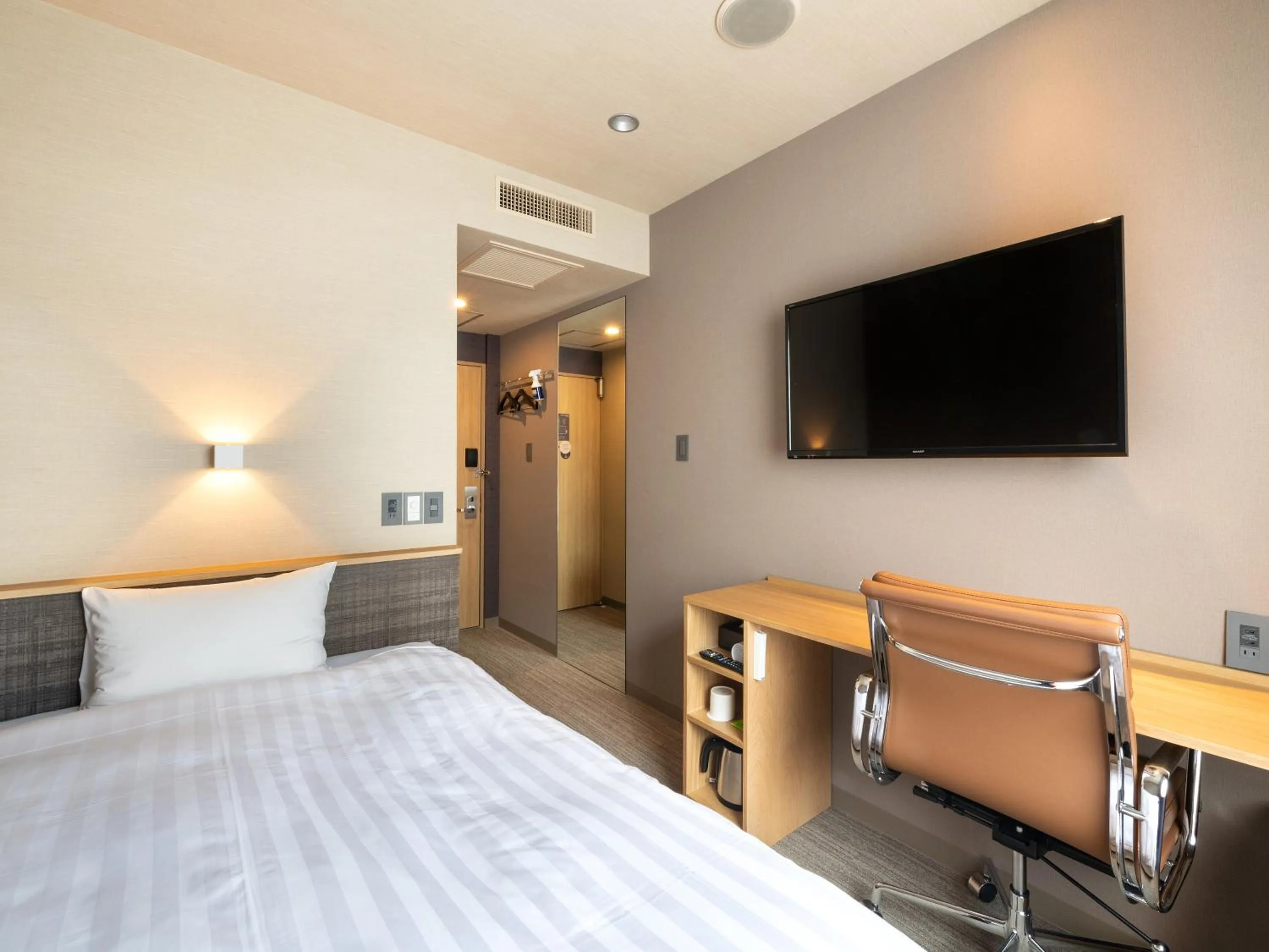 Photo of the whole room, Bed in EN HOTEL Hamamatsu