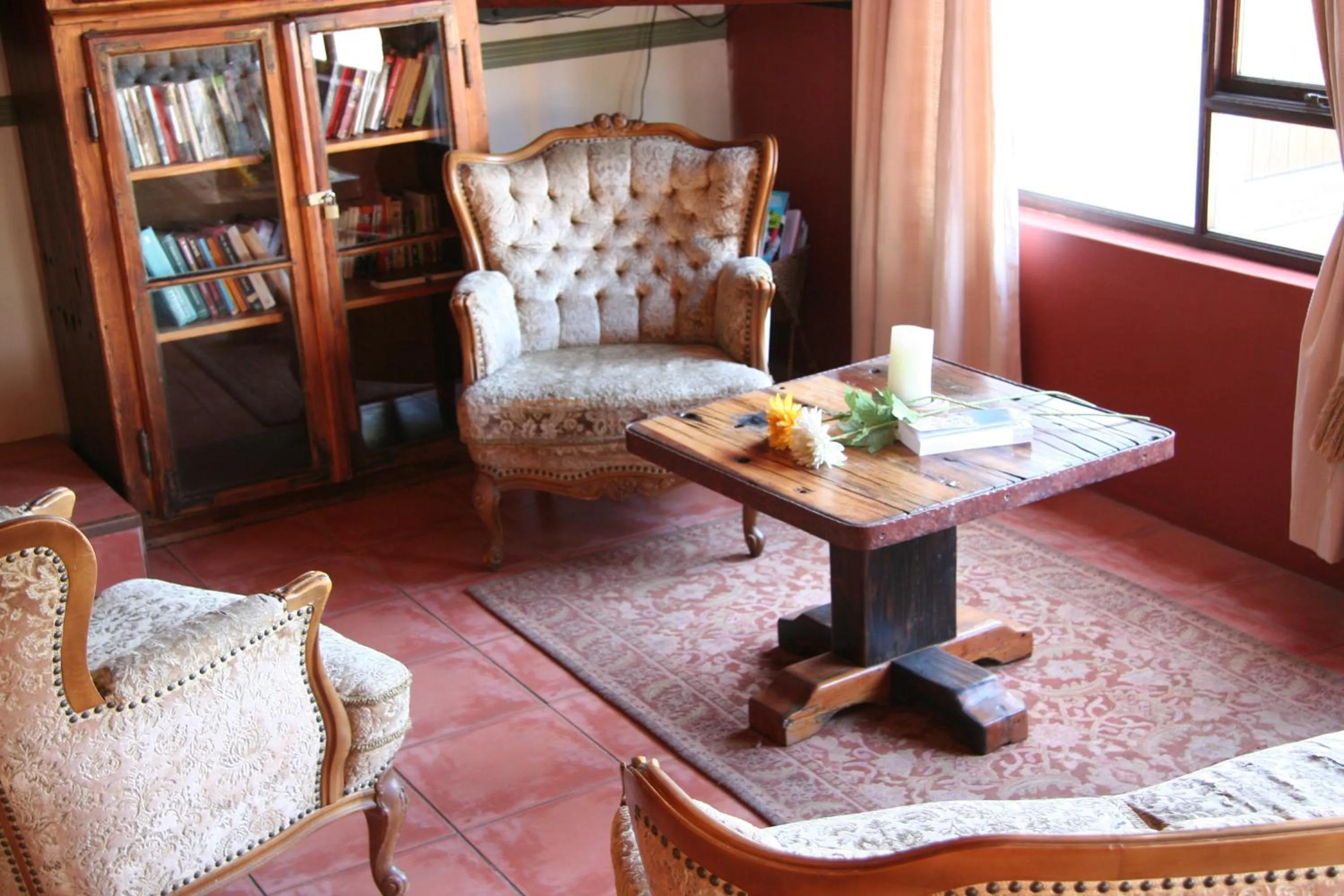 Communal lounge/ TV room in Dunedin Star Guesthouse