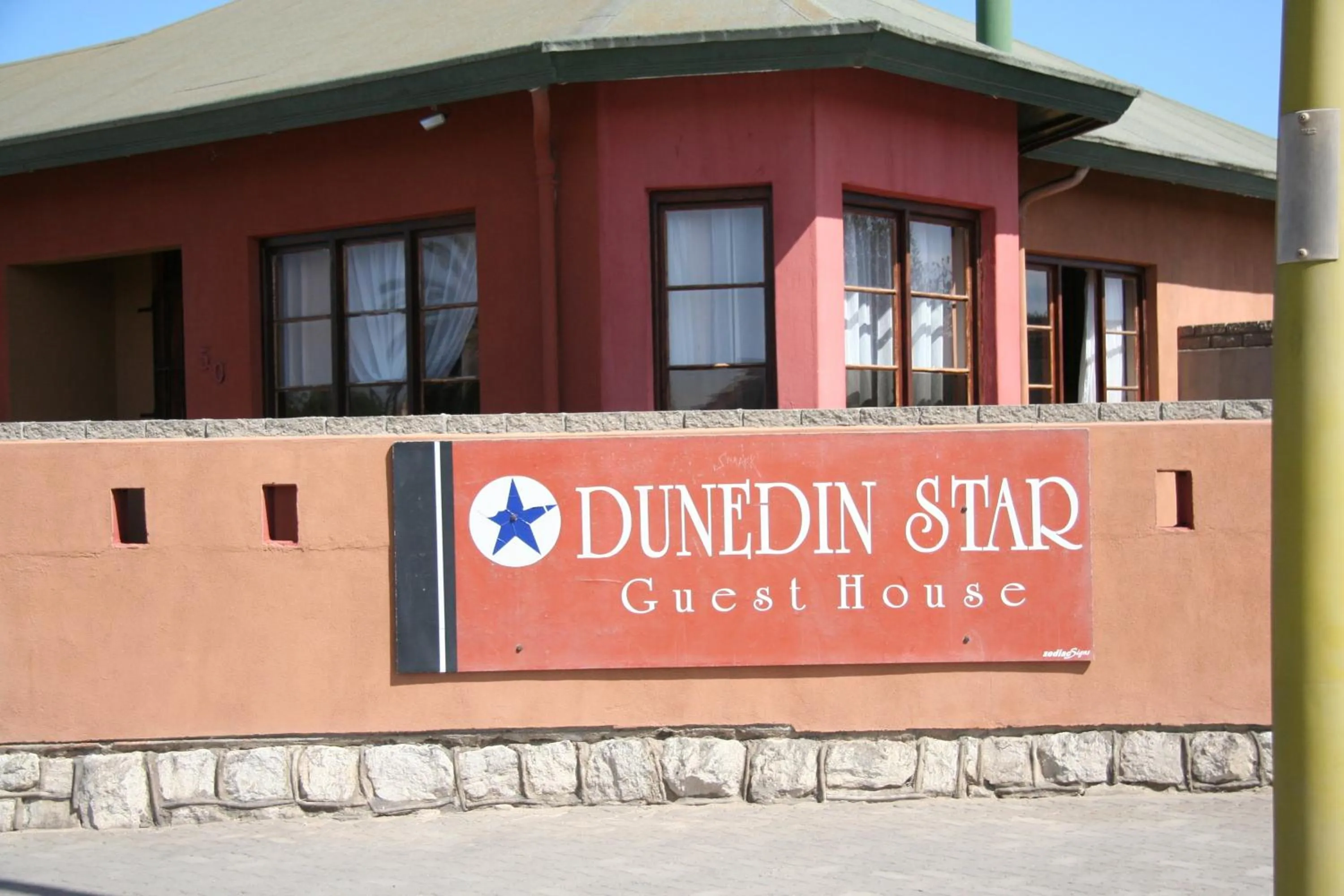 Facade/entrance in Dunedin Star Guesthouse