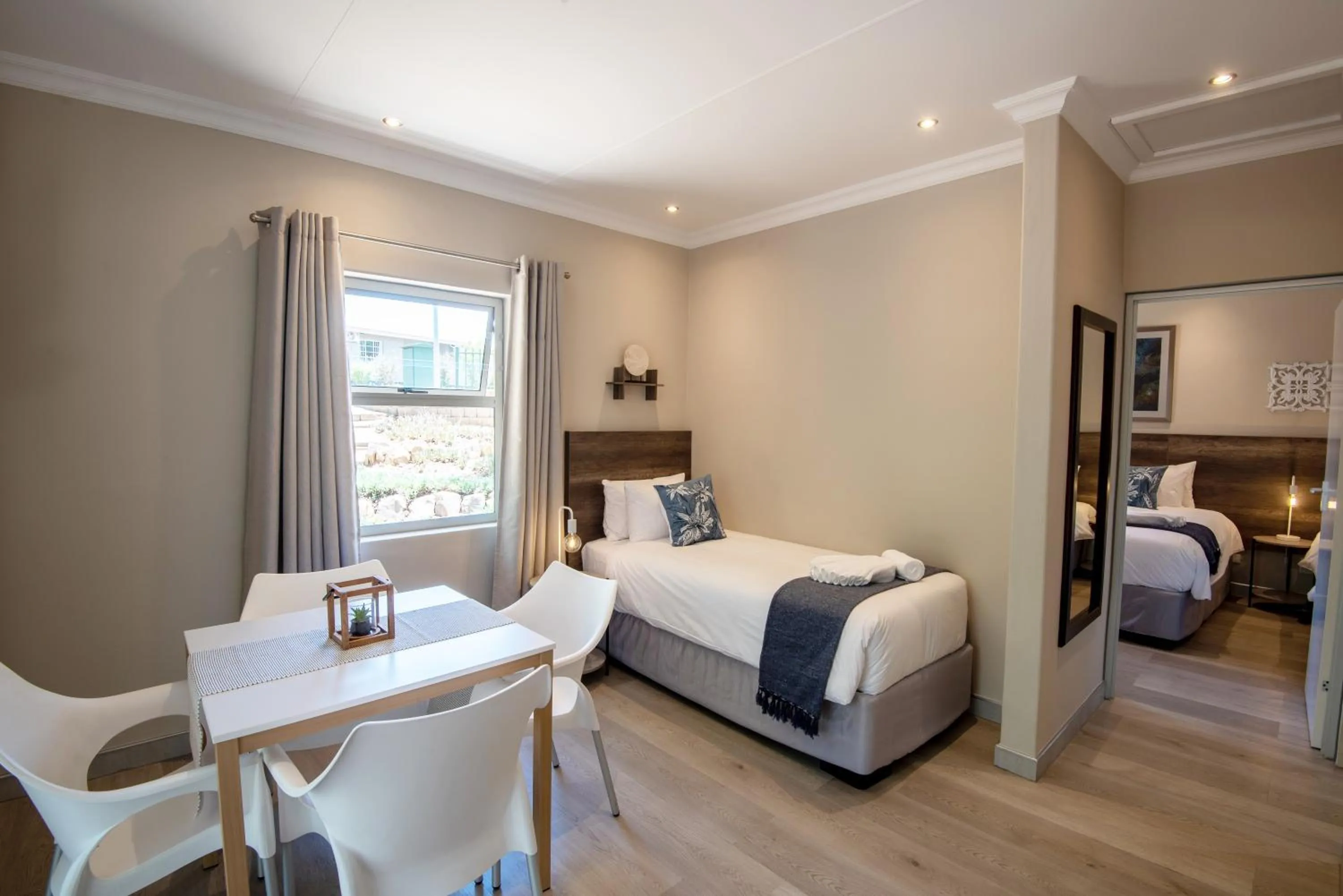 Living room, Bed in Arebbusch Travel Lodge