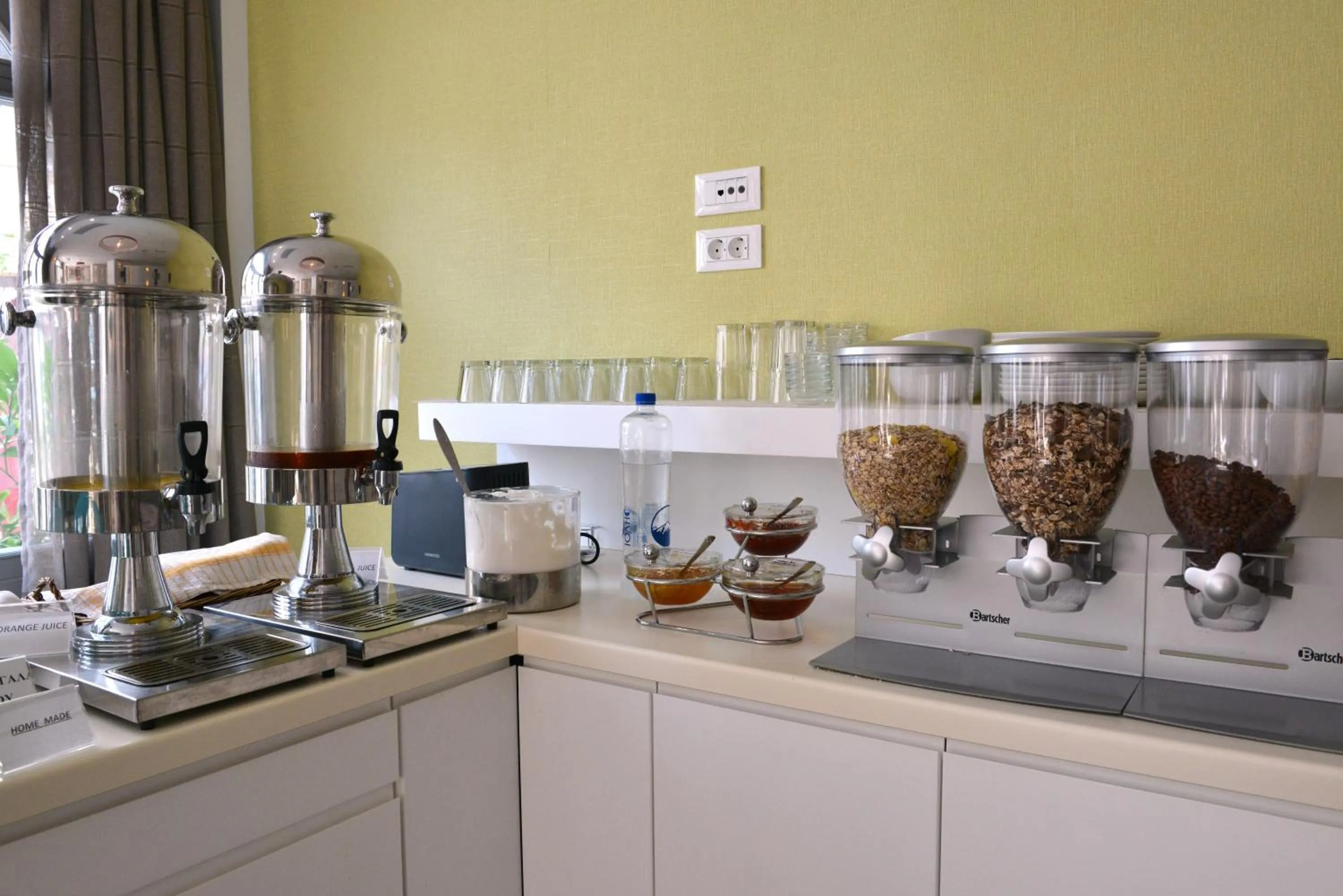 Restaurant/places to eat in Xenia Hotel