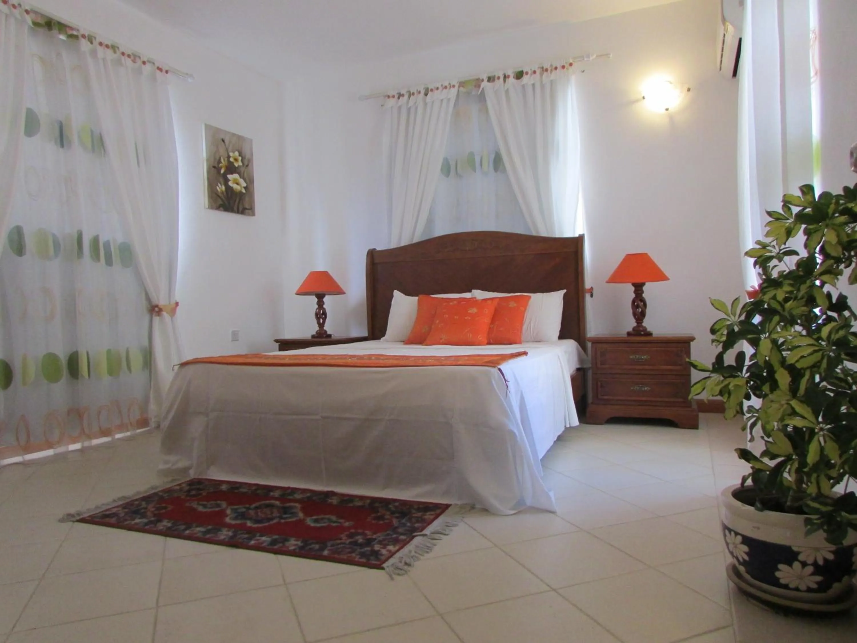 Photo of the whole room, Bed in Golden Rod villa