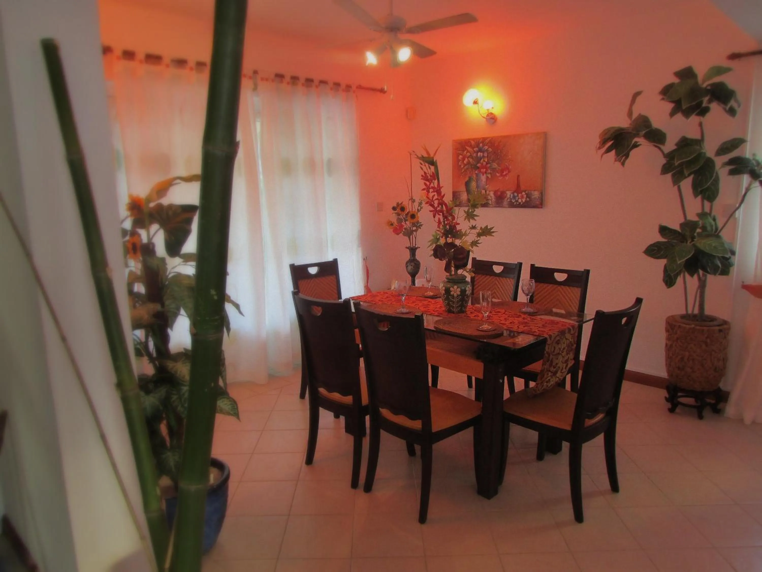 Dining area in Golden Rod villa