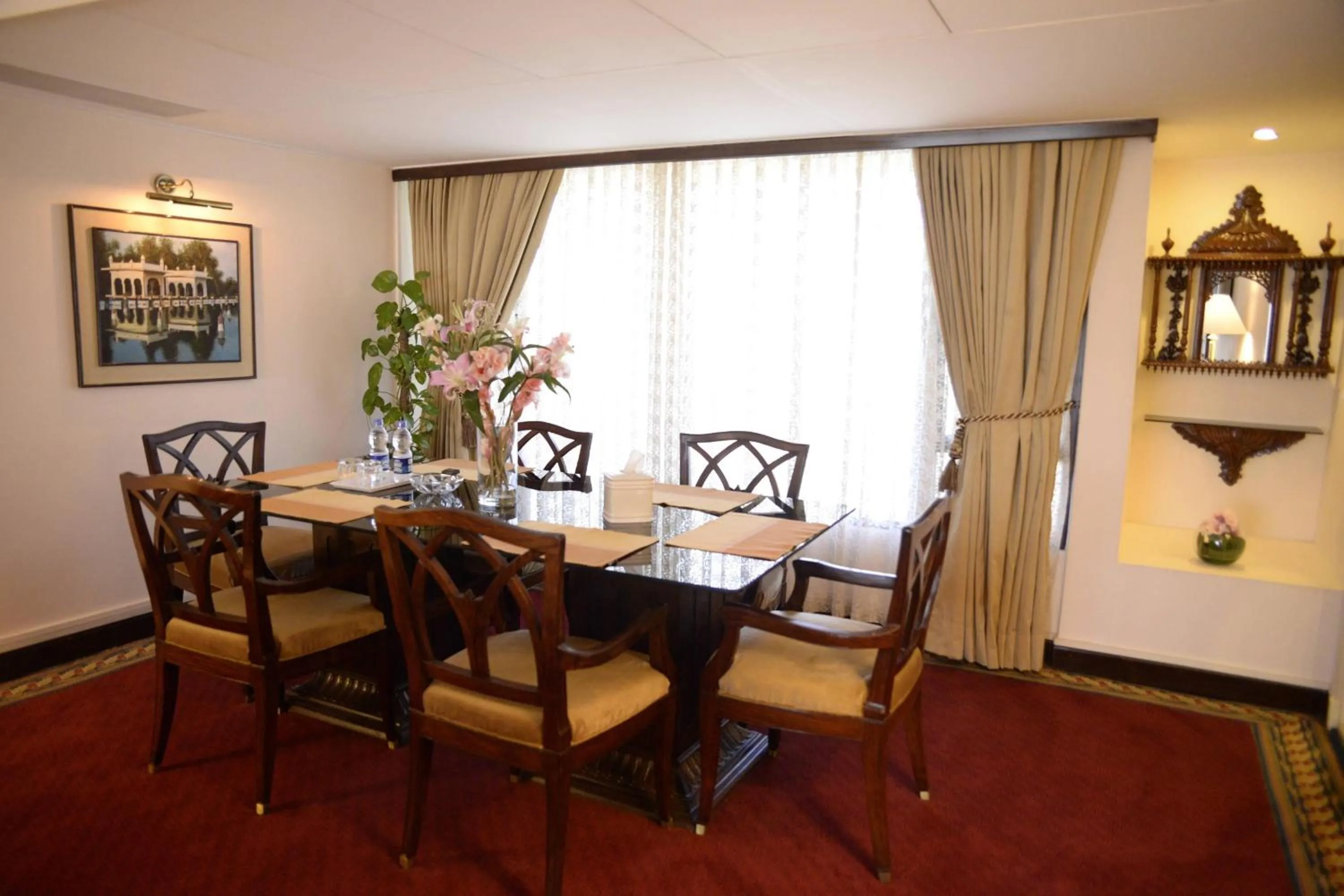 Photo of the whole room in Karachi Marriott Hotel